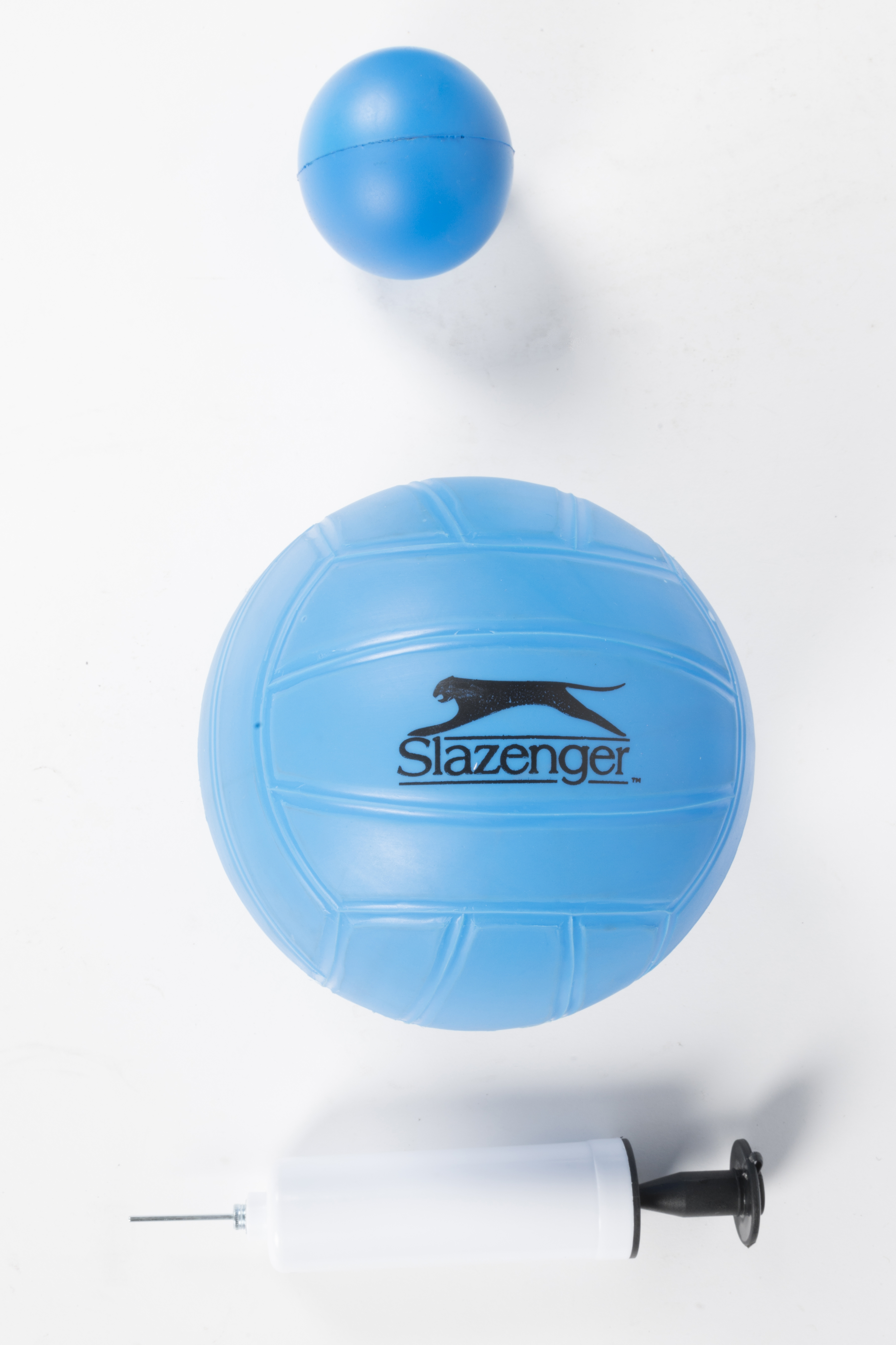 Drie blauwe items: een kleine bal, een volleybal en een pomp. De volleybal heeft een Slazenger-logo.