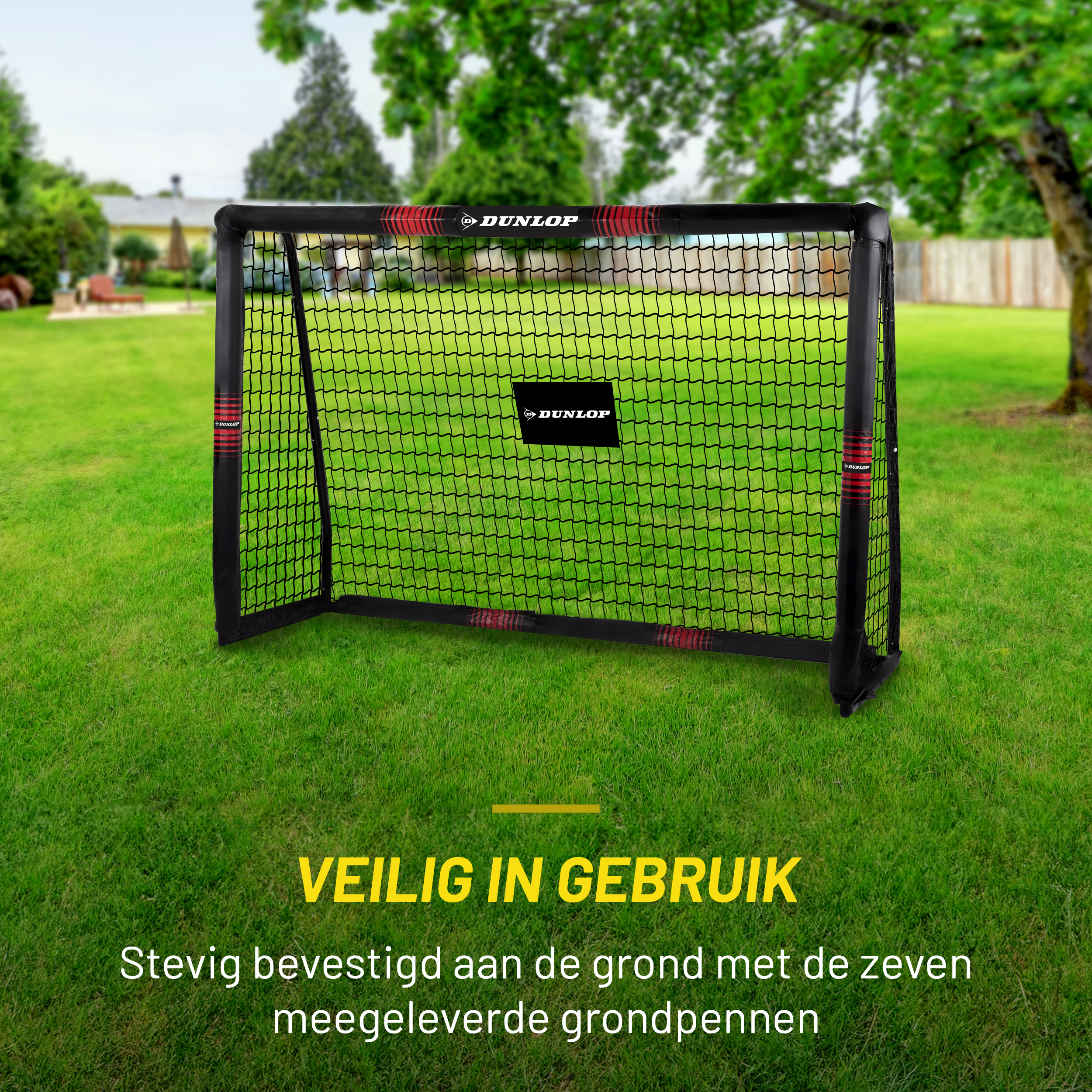 Un but de football sur de l'herbe verte, avec un cadre et un filet noirs. Le fond est un jardin.