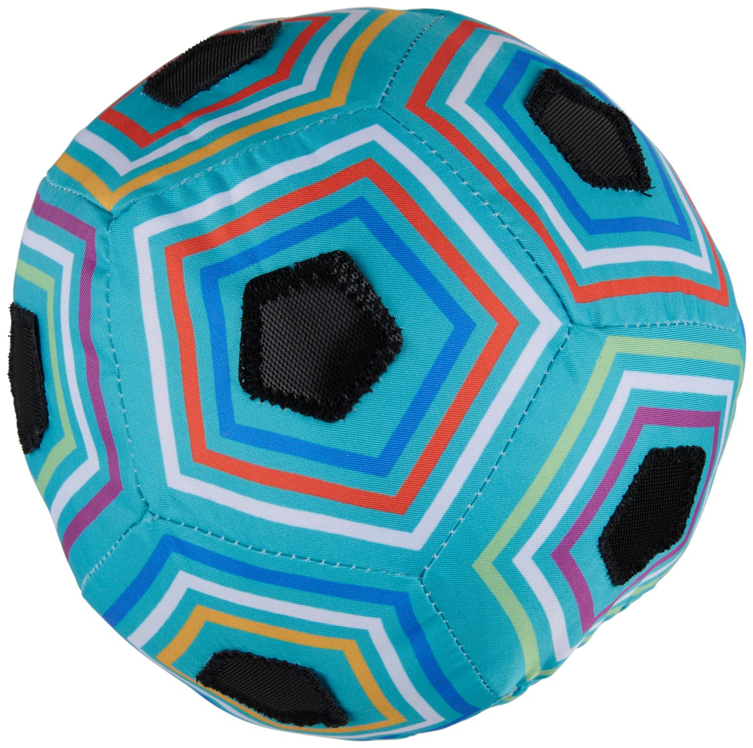 Een kleurrijke voetbal met een uniek patroon. De bal is blauw, met zwarte, witte en andere gekleurde vormen.