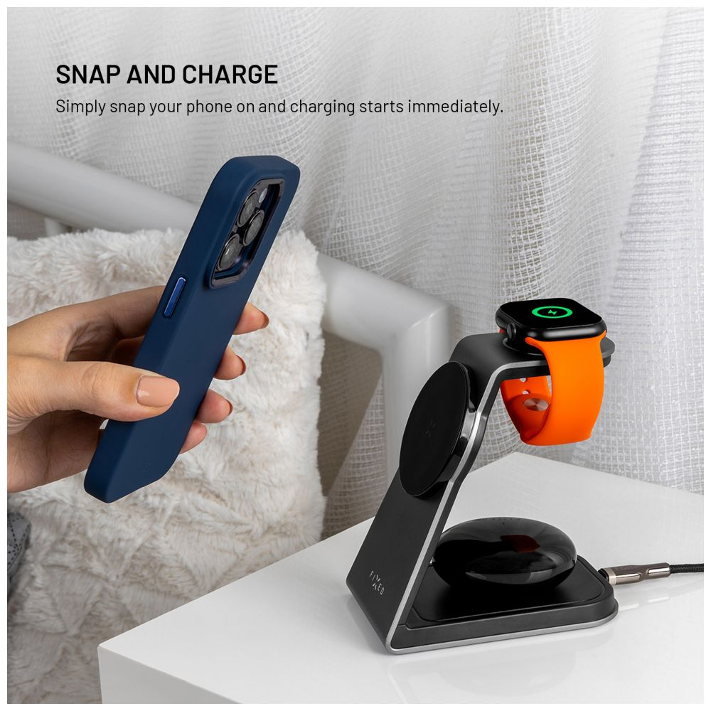 Hand hält blaues Telefon. Orange Smartwatch auf schwarzem Ladeständer. Weißer Hintergrund mit Text: SNAP AND CHARGE.