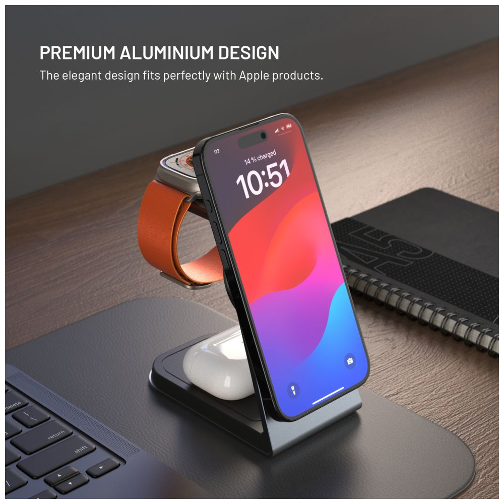 Ein iPhone, eine Apple Watch und AirPods auf einer Ladestation. Das iPhone zeigt 10:51 Uhr. Die Uhr hat ein oranges Armband.