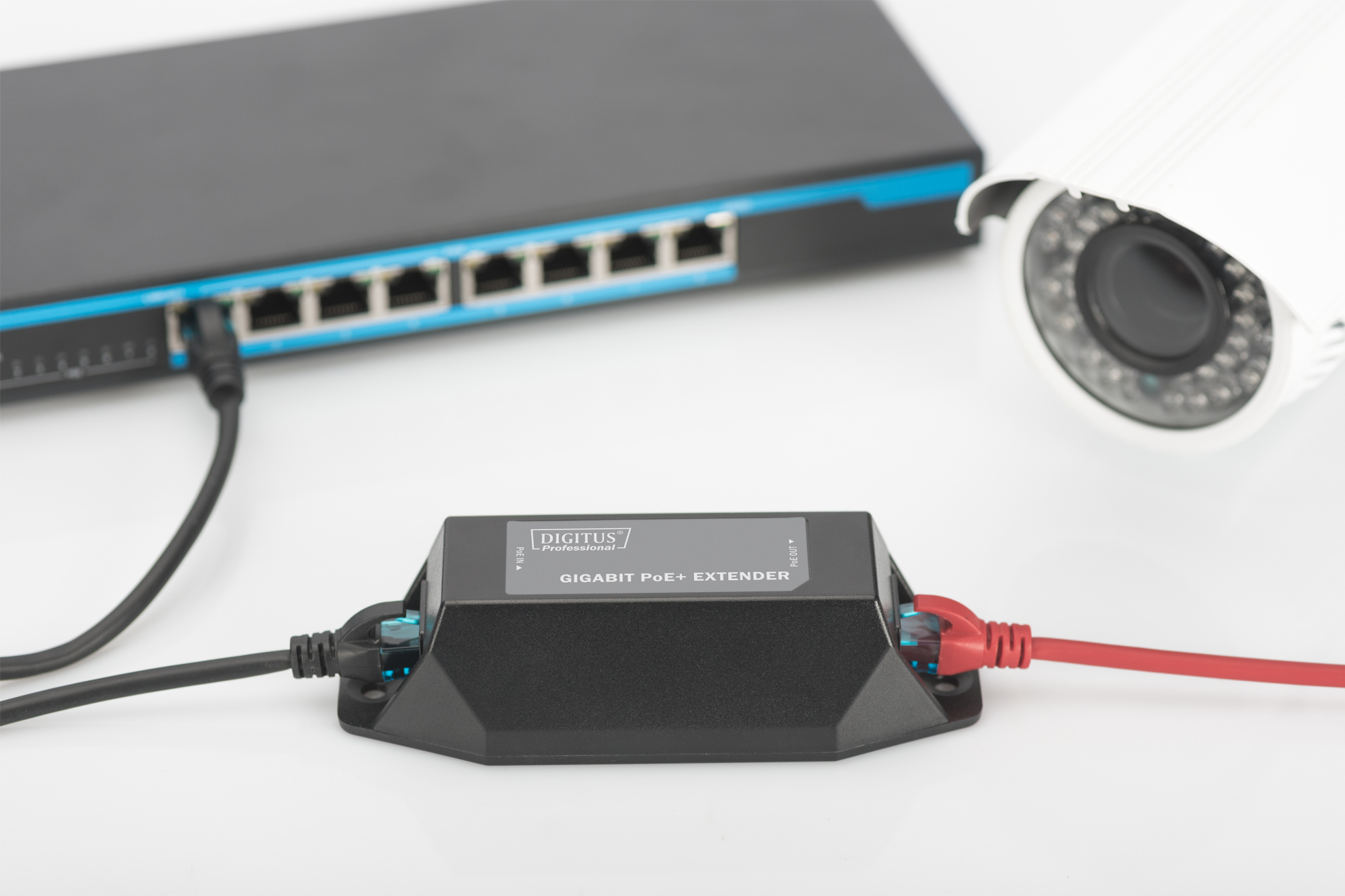 Netzwerkgeräte: Schwarzer Gigabit PoE+ Extender, verbunden mit Router und Kamera.