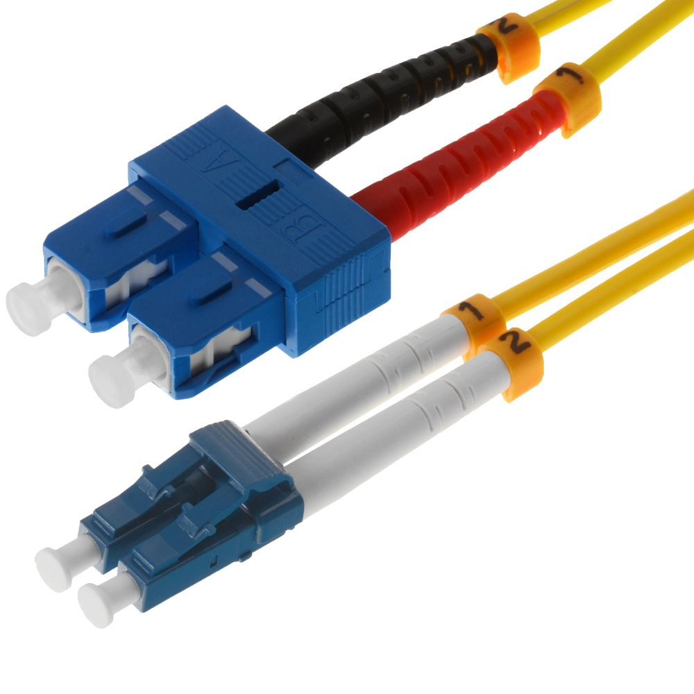 Due cavi in fibra ottica, connettori blu e rossi. Cavi gialli con etichette.