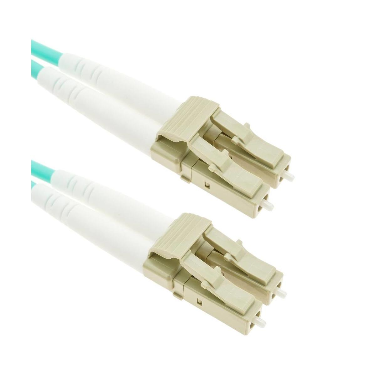 Due connettori in fibra ottica bianchi e beige con cavi color acqua su uno sfondo bianco.