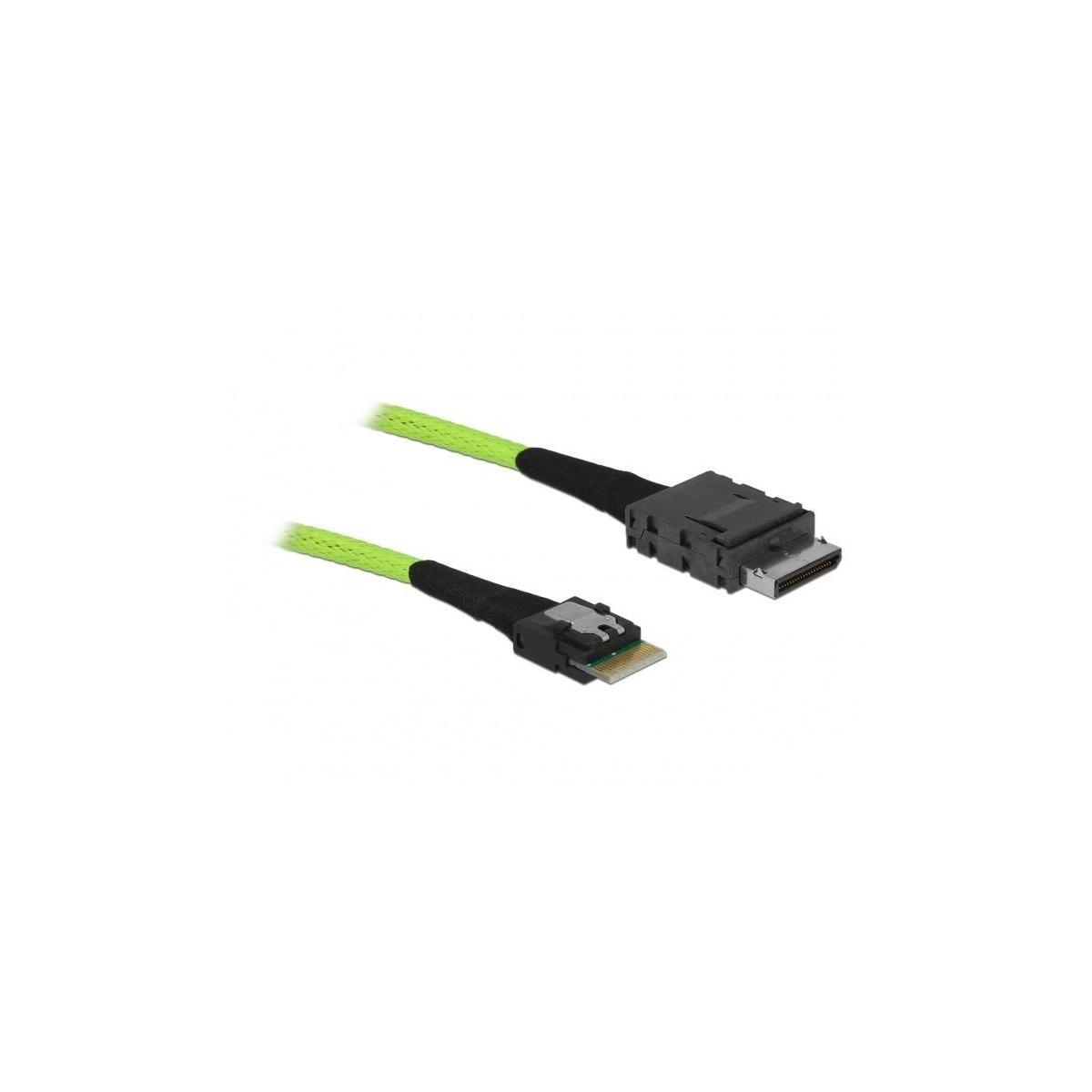Due connettori neri con cablaggio verde. I connettori sono angolati e su sfondo bianco.
