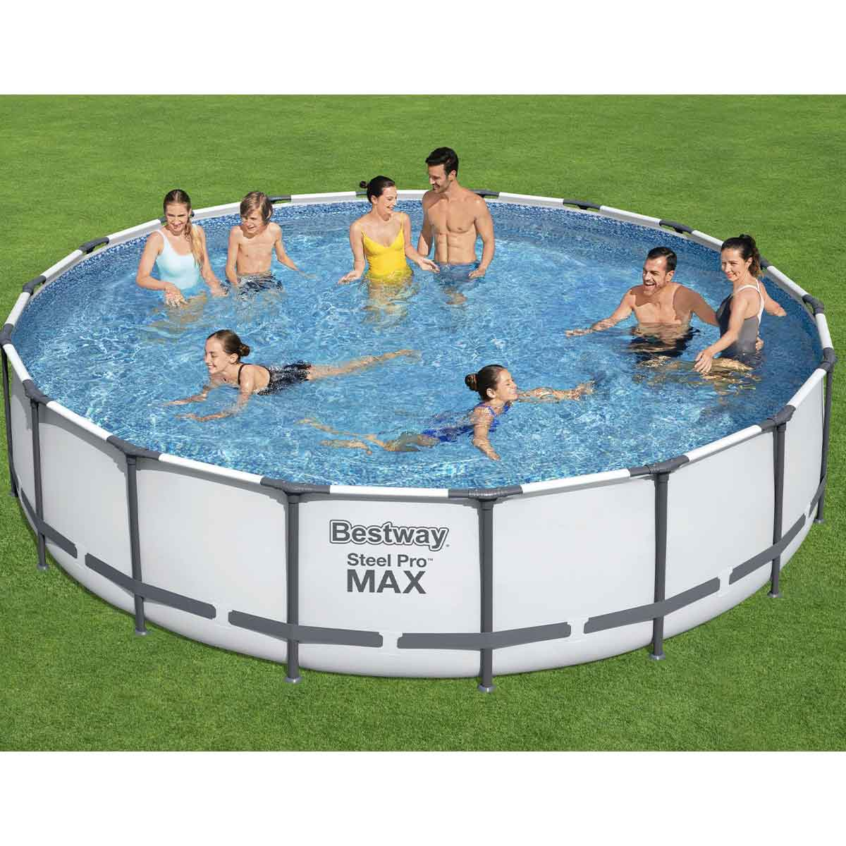 Groep mensen in een groot zwembad. Het zwembad is rond met witte zijkanten. Groen gras eromheen.