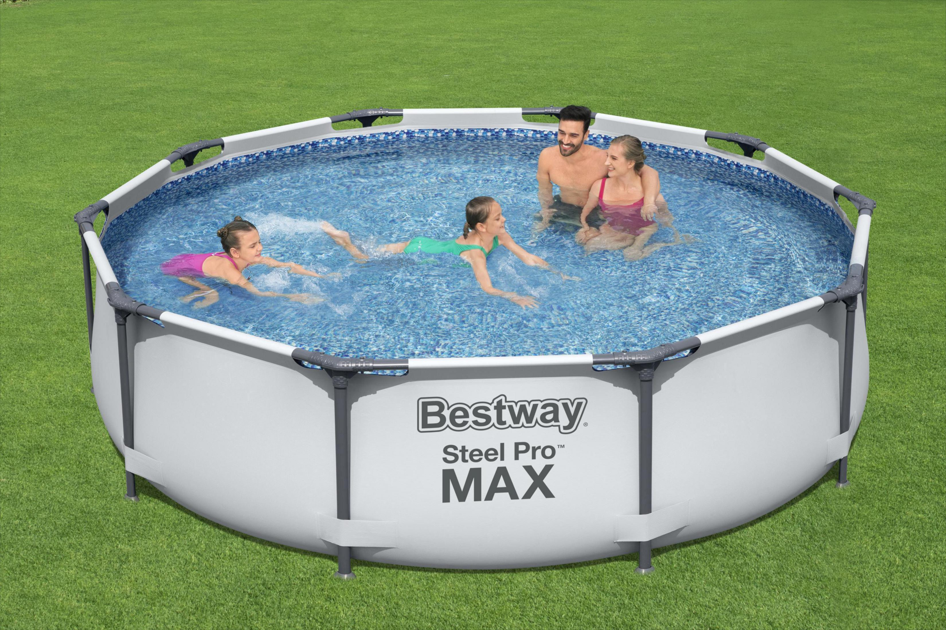 Aufstellpool mit schwimmenden Personen, auf grünem Rasen, klares blaues Wasser.