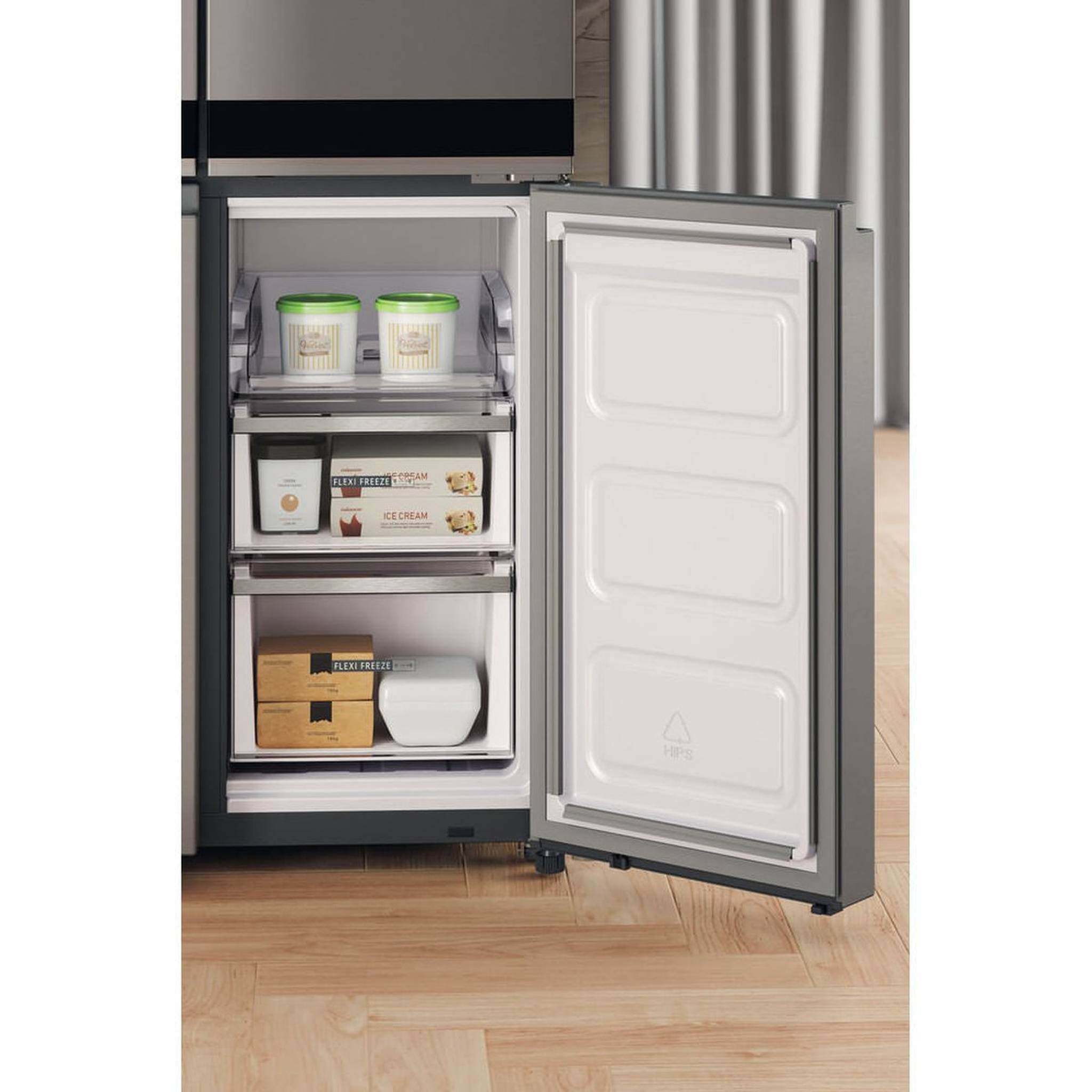 Réfrigérateur ouvert avec crème glacée et aliments à l'intérieur. La porte est ouverte.