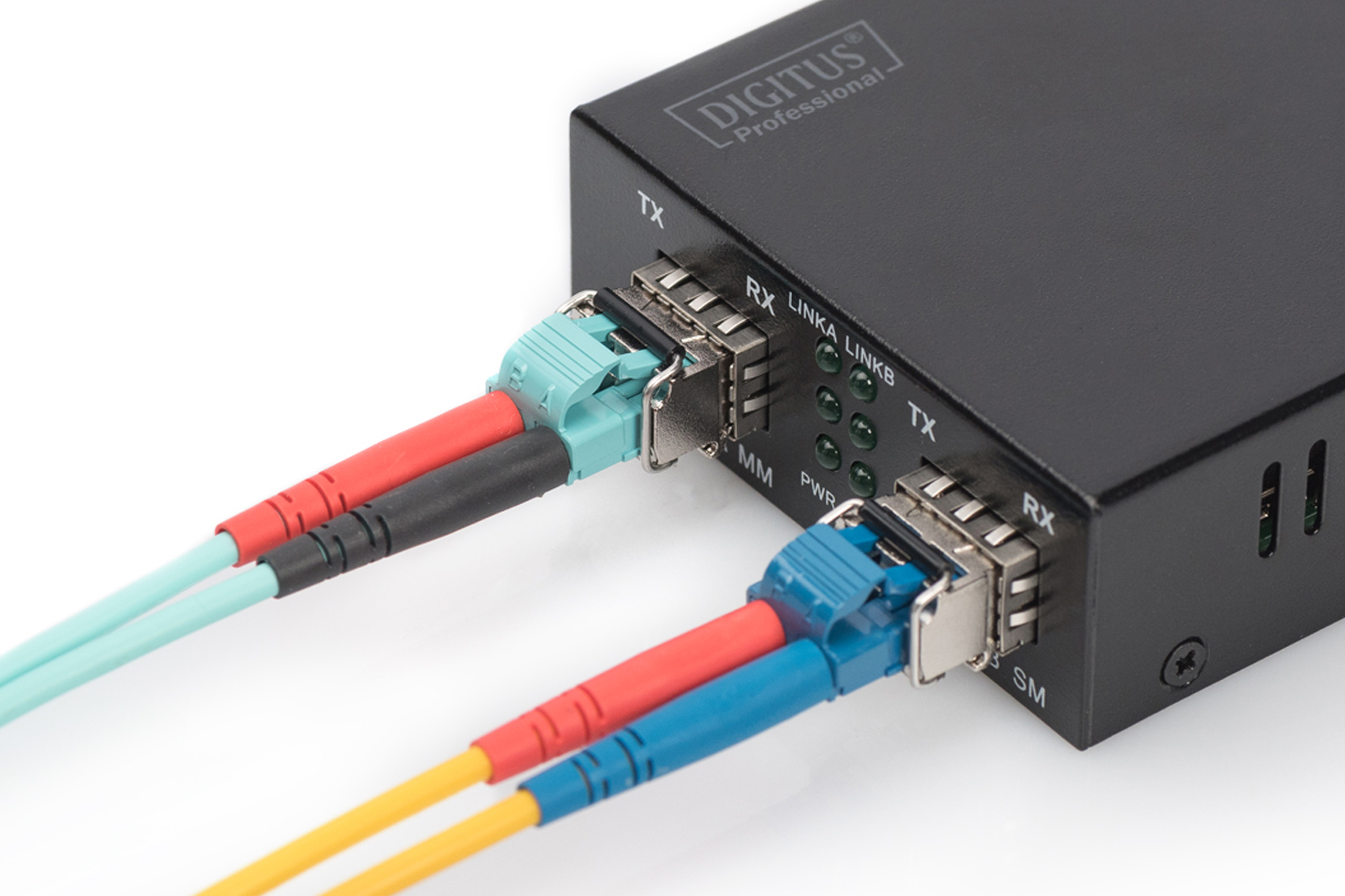 Schwarzes Netzwerkgerät mit angeschlossenen Kabeln. Kabel sind blau, rot und gelb.
