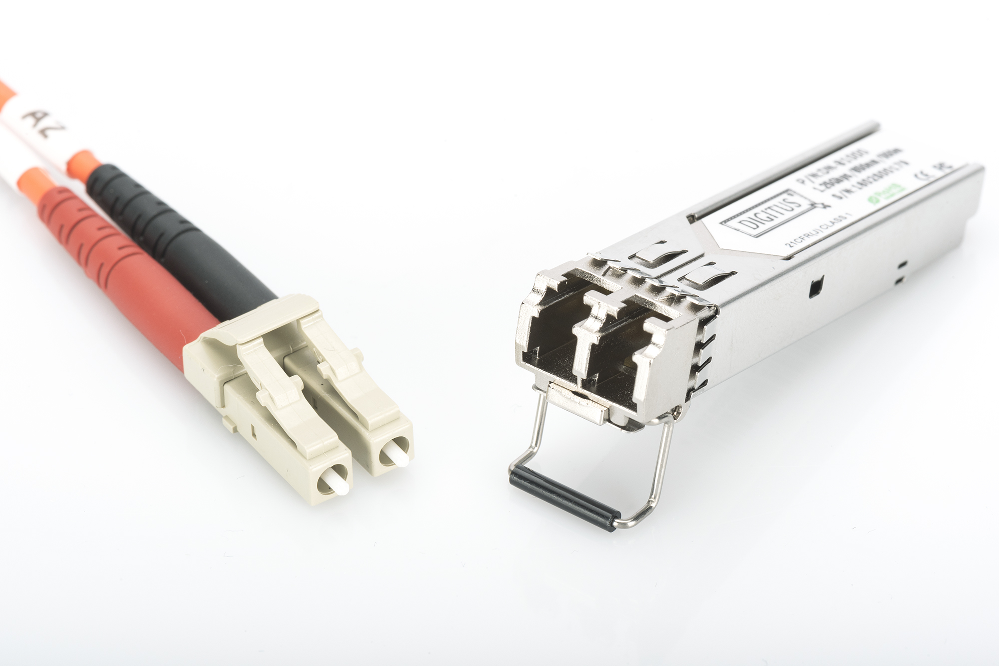 Glasfaserkabel und ein SFP-Transceiver. Kabel sind orange und weiß, Transceiver ist silber.