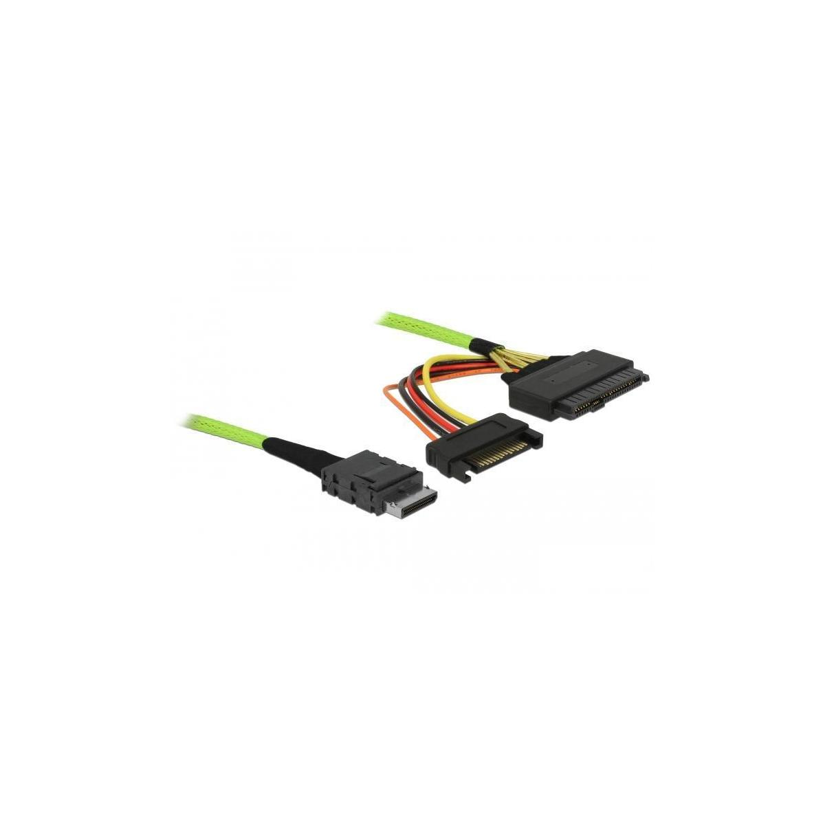 Cavi SATA con connettori, inclusi giallo, arancione e nero.