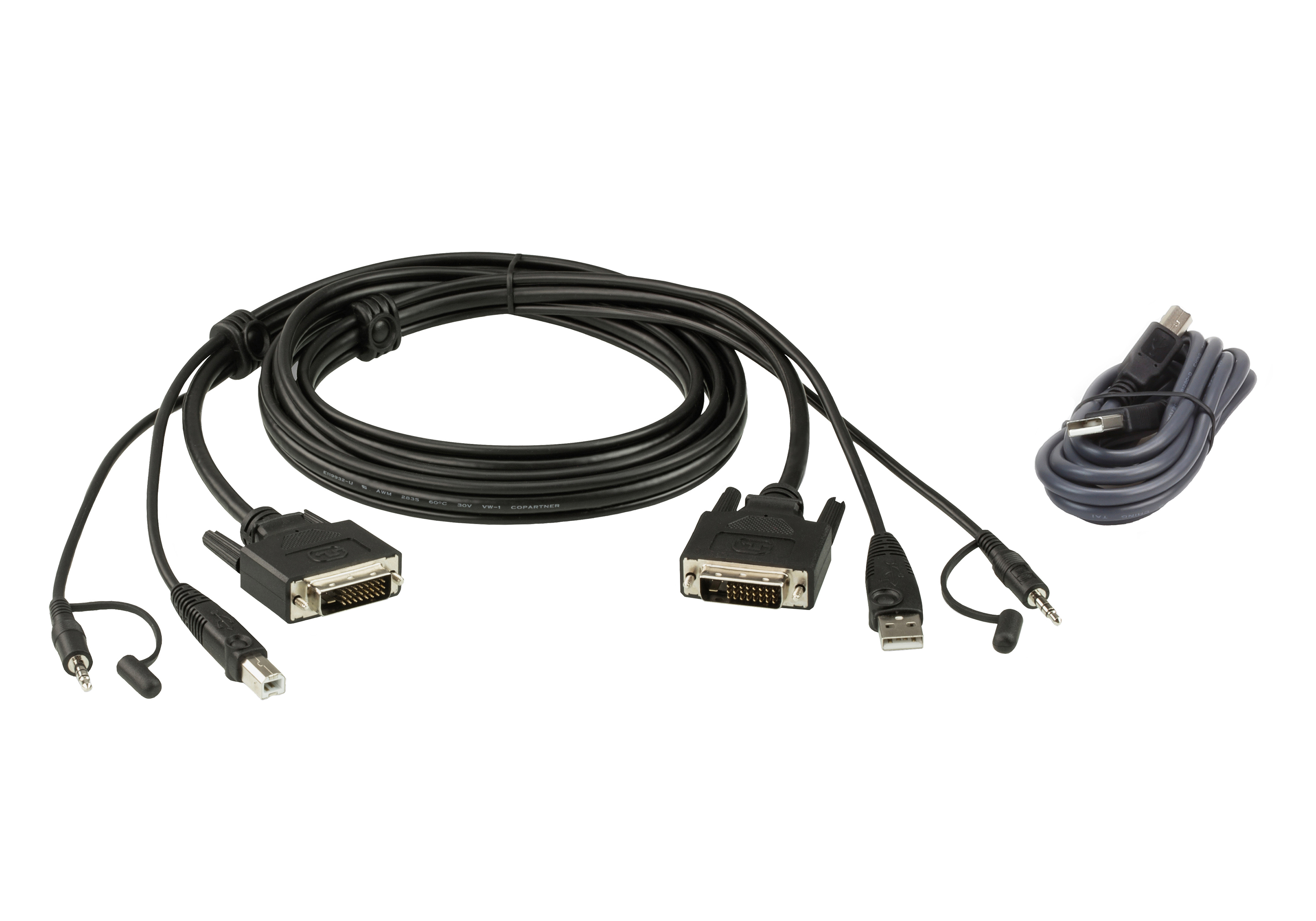 Cavi assortiti con connettori e spine audio/USB.