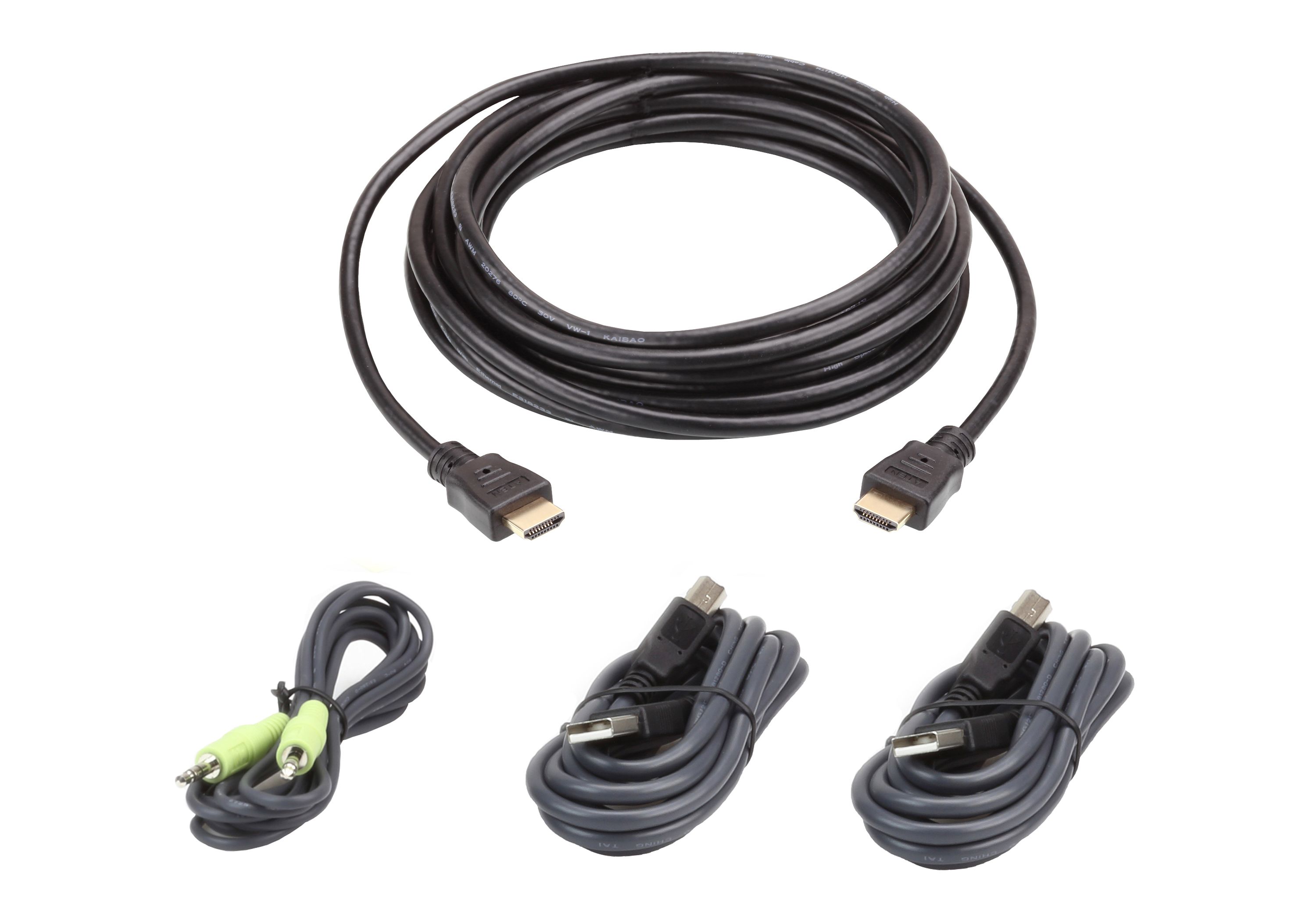 Diversi cavi HDMI neri, cavi audio e USB sono disposti su uno sfondo bianco.