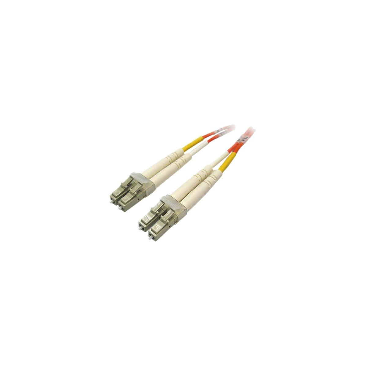 Due cavi in fibra ottica beige con connettori, angolati su una superficie bianca.