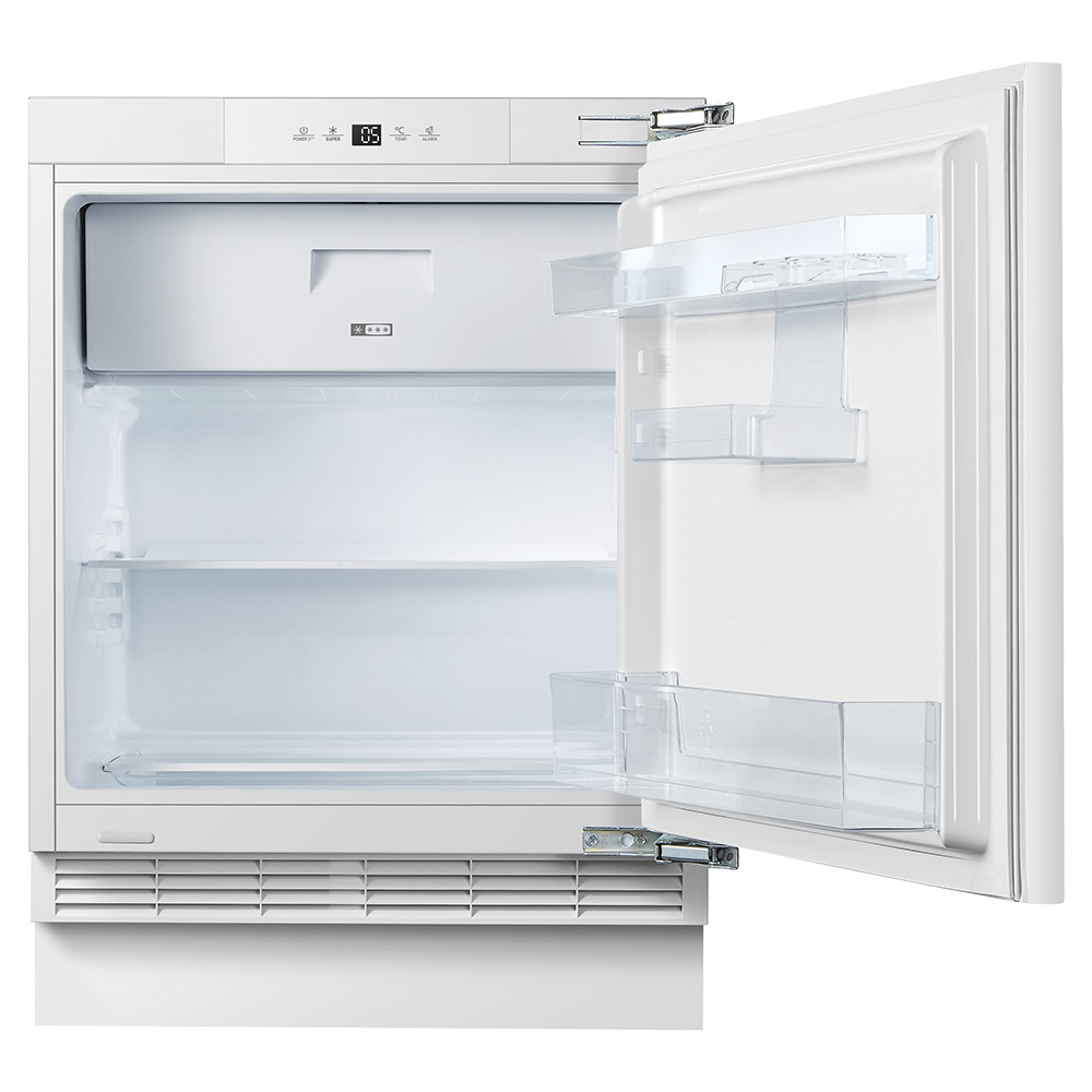 Refrigerador blanco con la puerta abierta. Estantes y controles visibles. El interior está vacío.