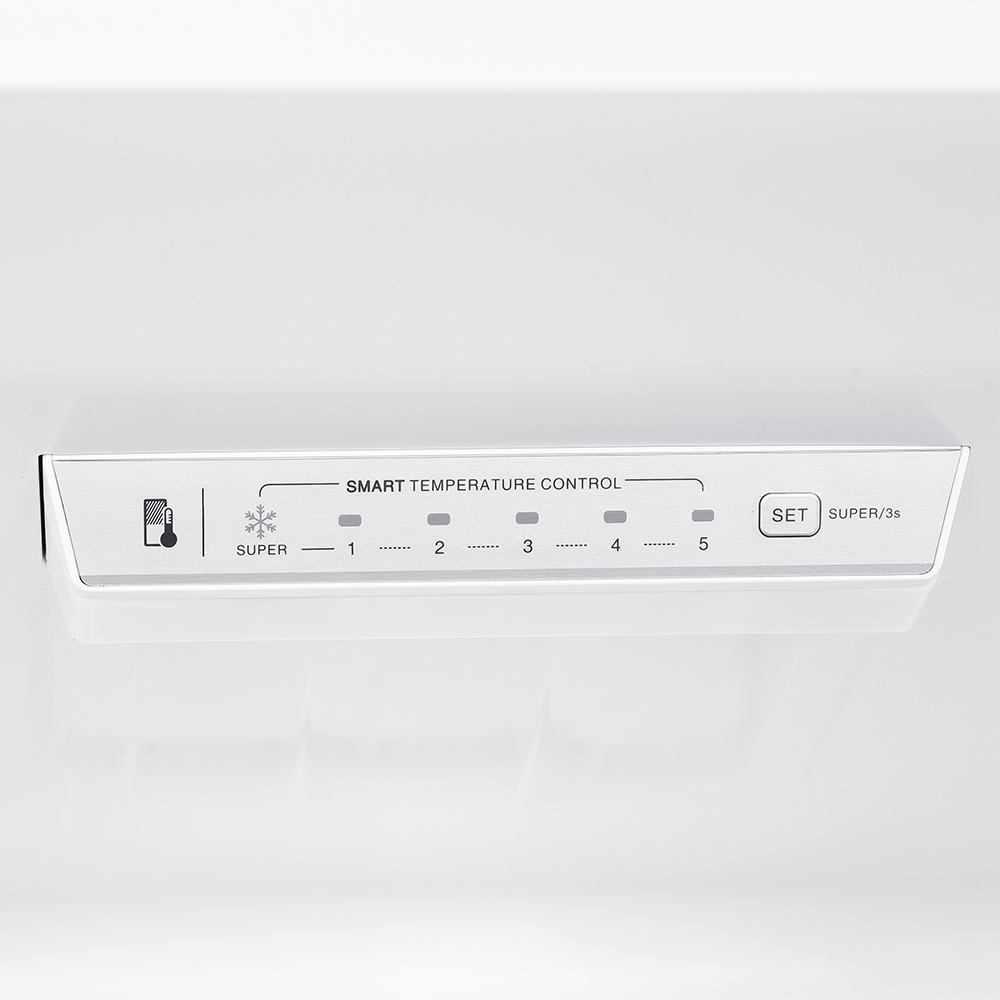 Primer plano del panel de control del refrigerador con ajustes de temperatura.