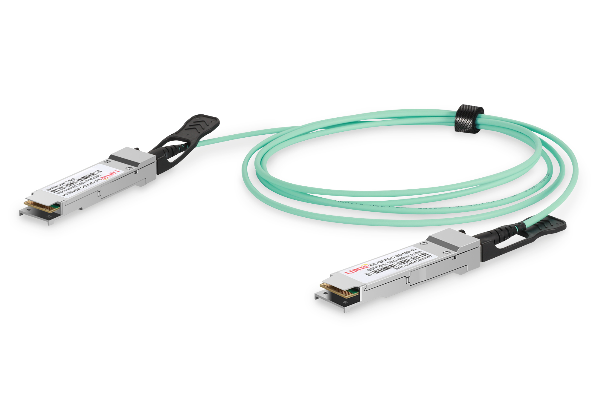 Cavo in fibra ottica con connettori argentati e supporto nero. Sfondo bianco.