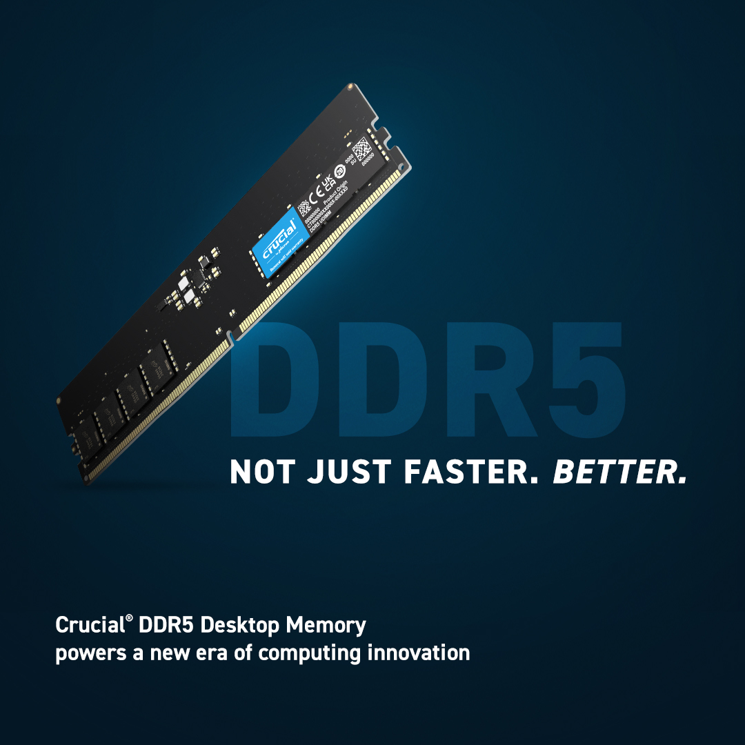 DDR5 RAM-module met tekst en logo, tegen een donkerblauwe achtergrond.
