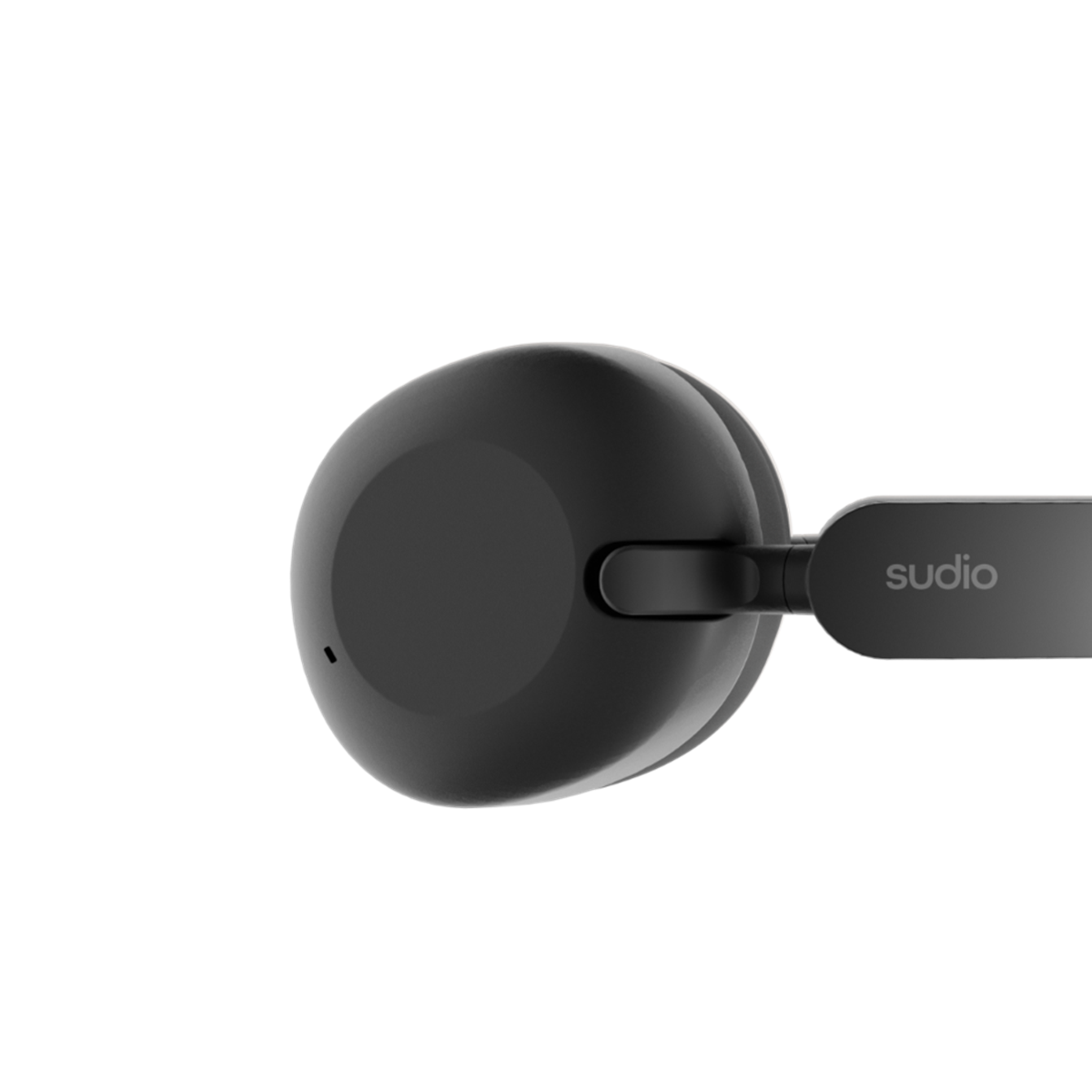 Casque circum-auriculaire noir, vue de dessus. Logo Sudio sur le côté de l'écouteur, fond noir.