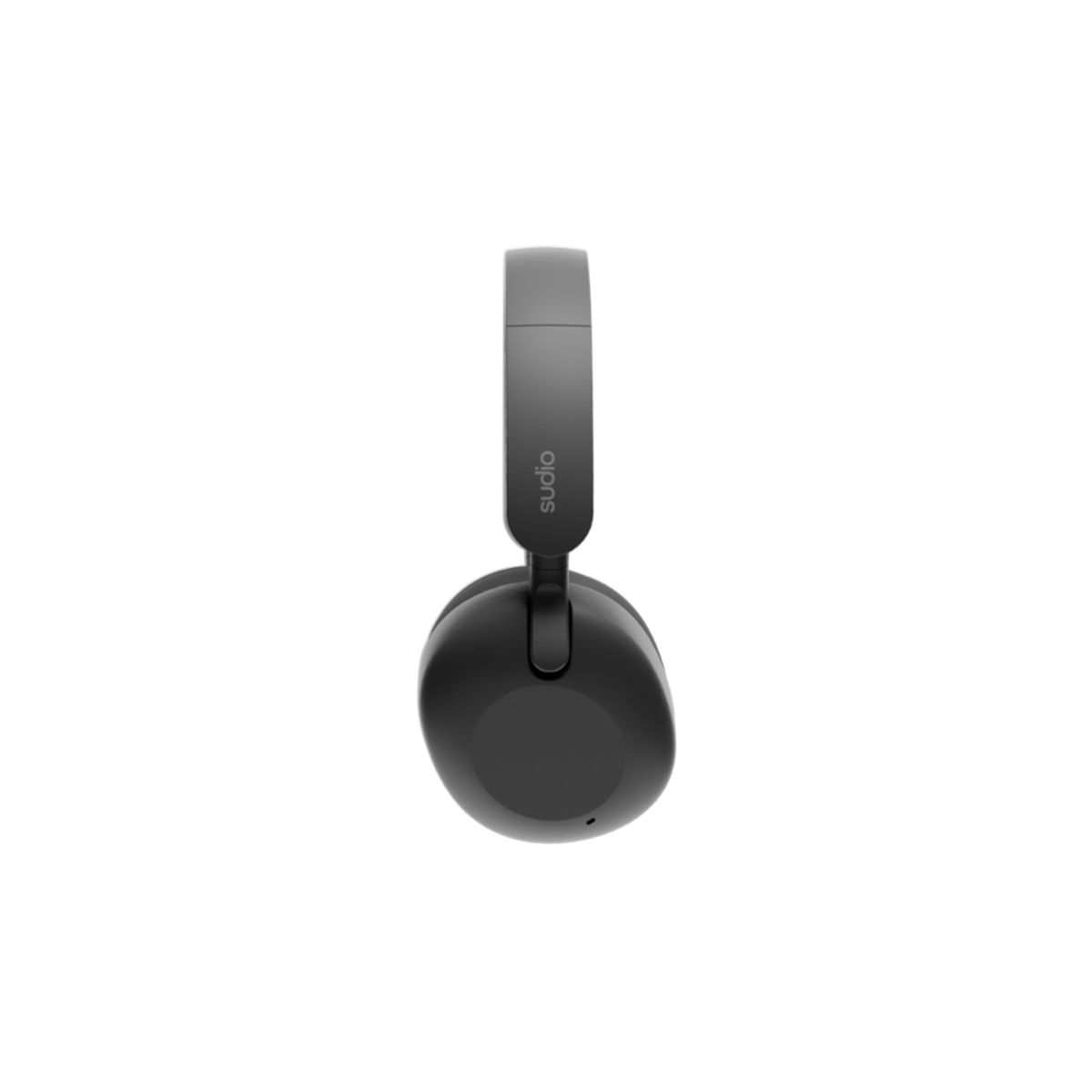 Casque noir suspendu à un bandeau gris, sur fond noir.