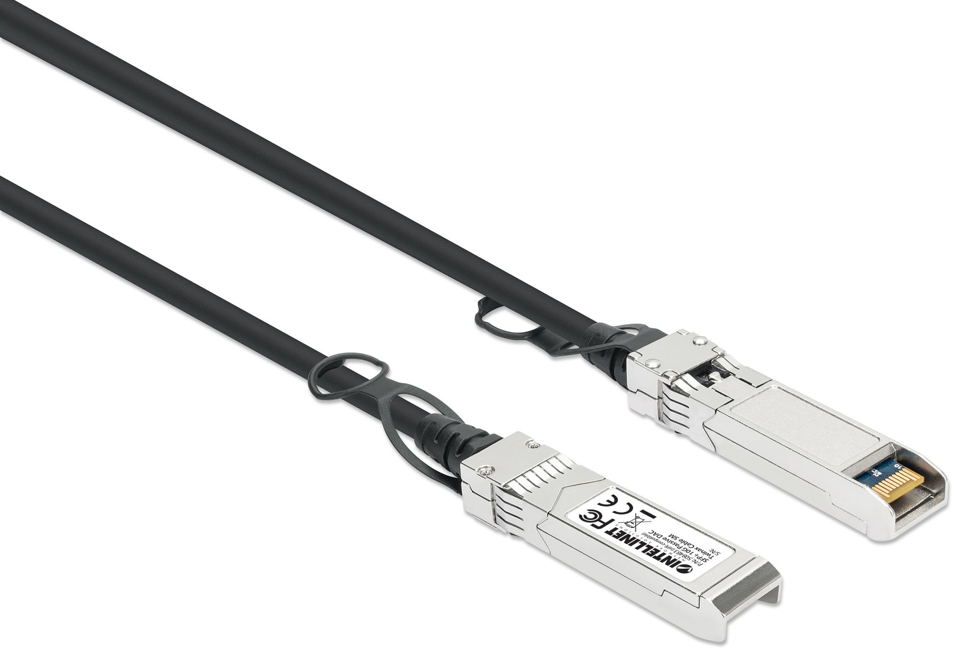 Cavi SFP+ neri con connettori argentati e anelli neri, su sfondo bianco.