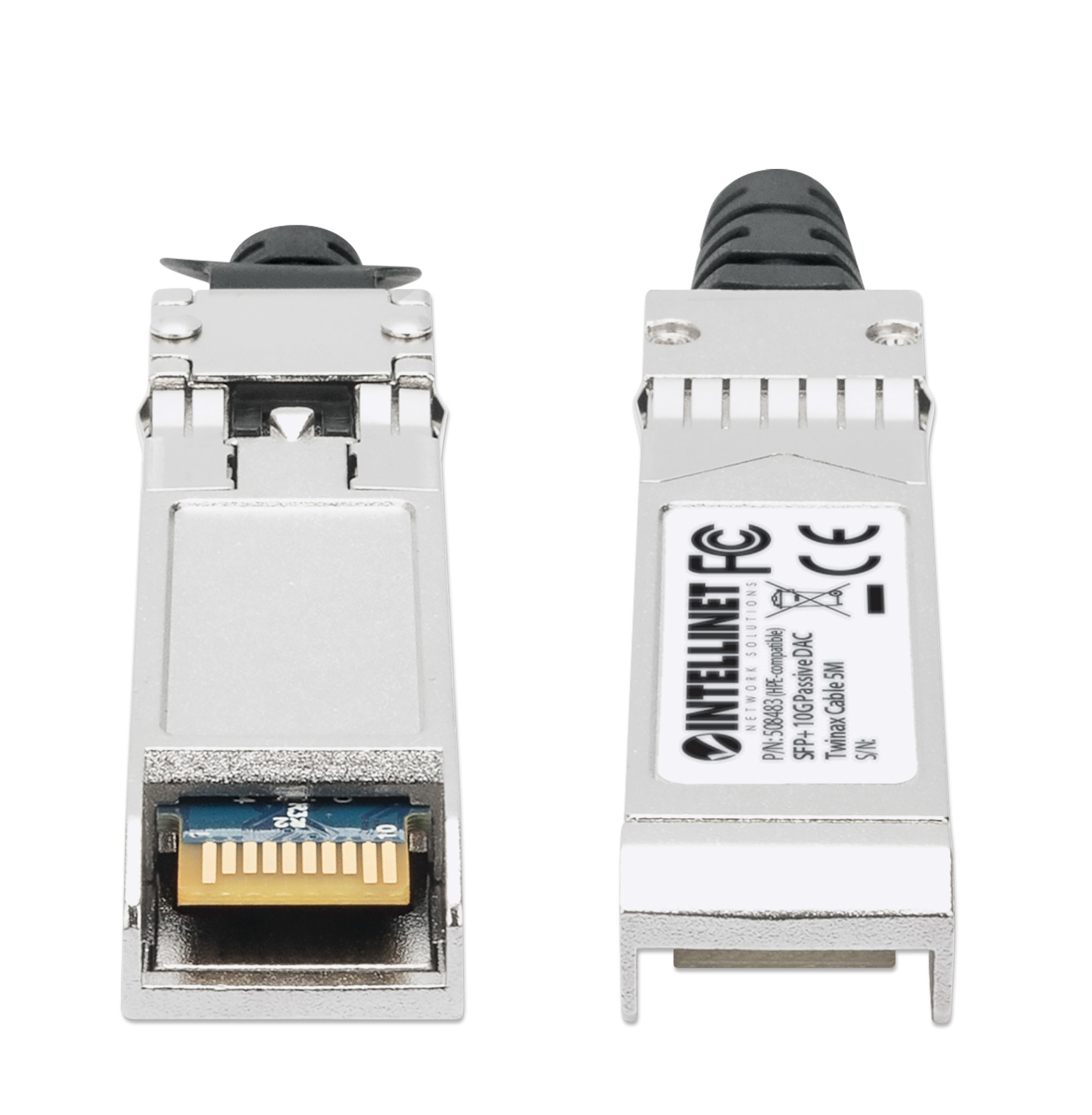 Due ricetrasmettitori SFP+, metallo argentato con coperchi neri. Uno è etichettato InteliNET FC.
