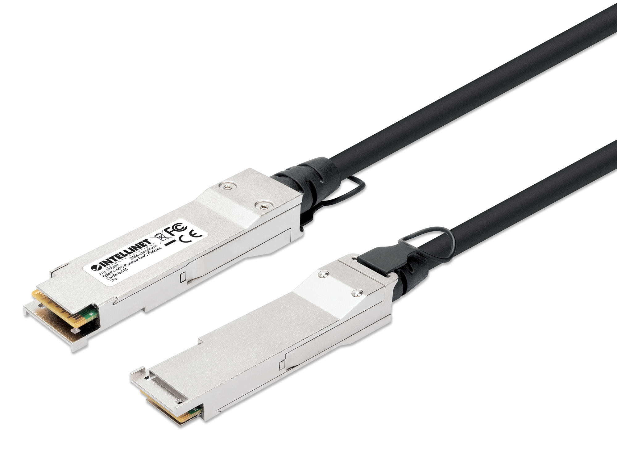 Due moduli ricetrasmettitori SFP+ e un cavo nero. Sfondo bianco.