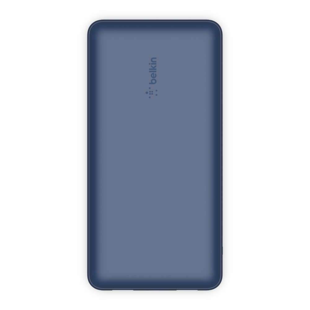 Power bank rettangolare blu su sfondo bianco. Logo Belkin in alto a destra.