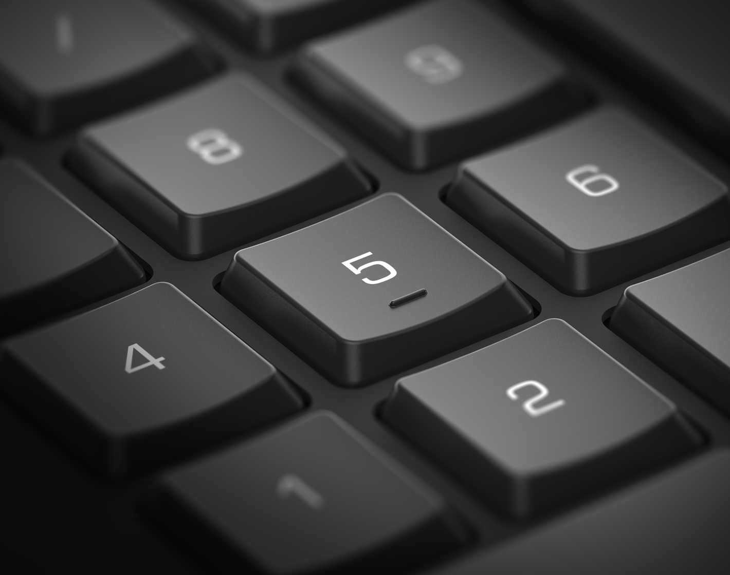 Nahaufnahme eines dunklen Keypads. Die Taste '5' steht im Vordergrund.