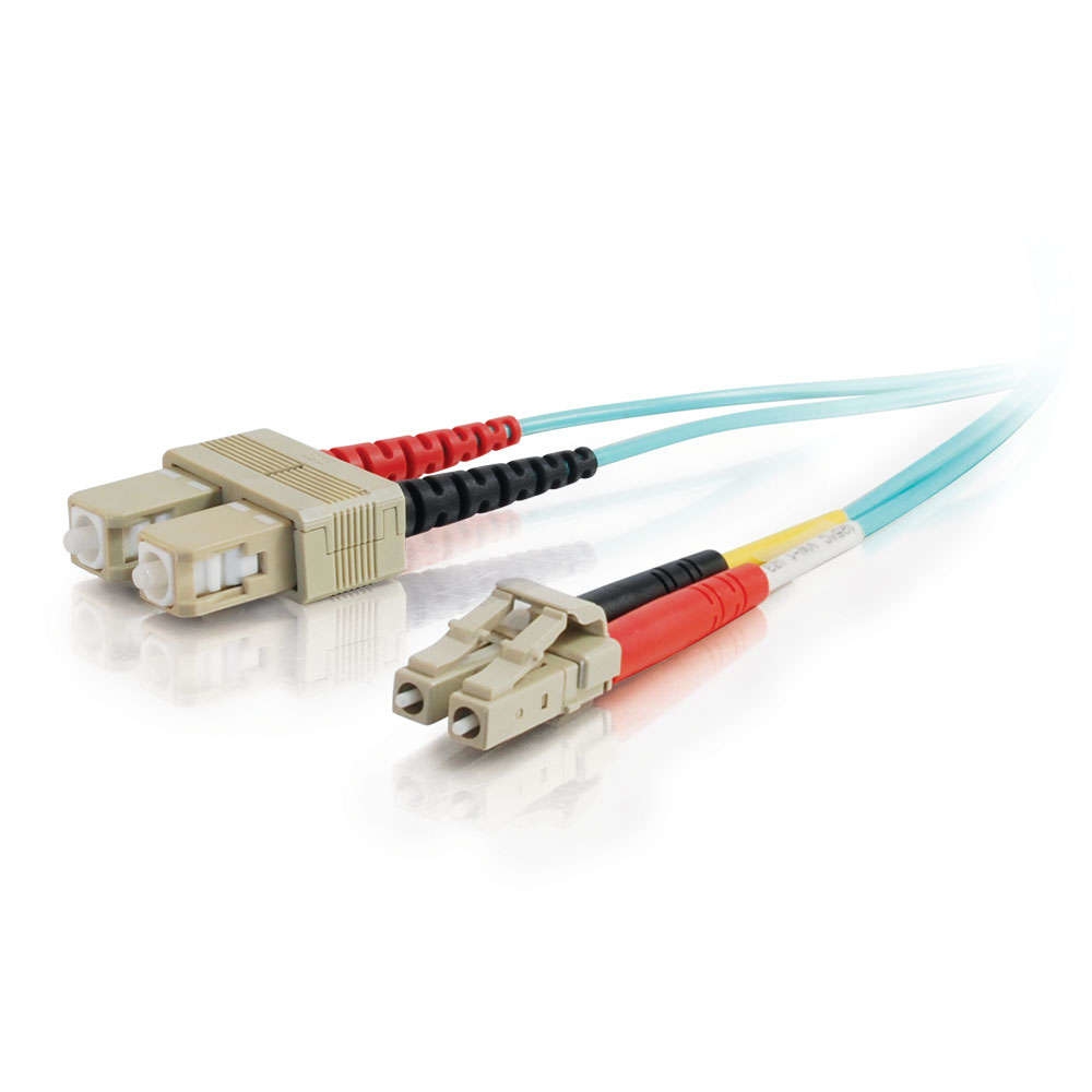 Due cavi in fibra ottica con connettori. Estremità beige, rosse e nere.