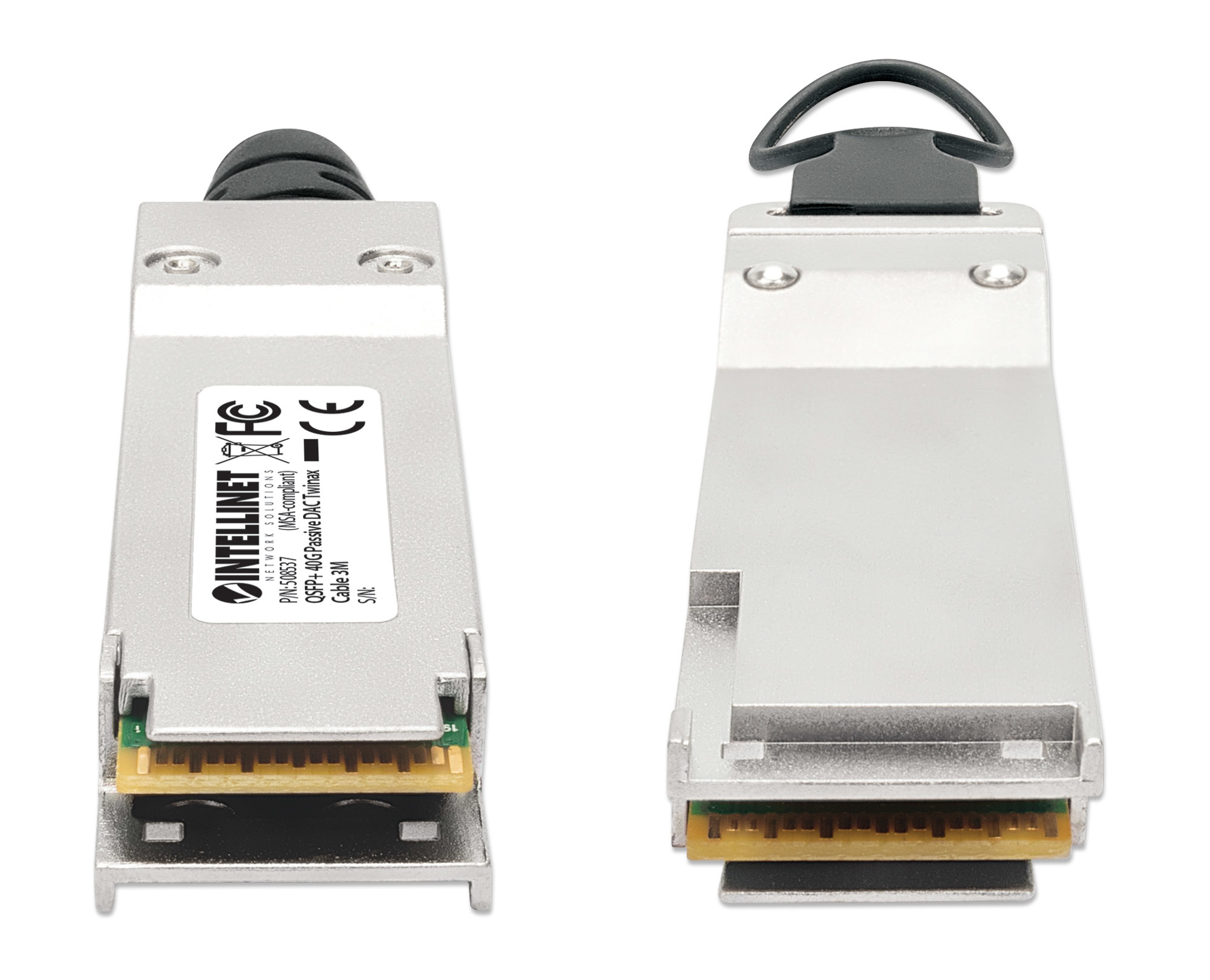 Due ricetrasmettitori SFP+, uno con marchio InteliNet ed etichette.