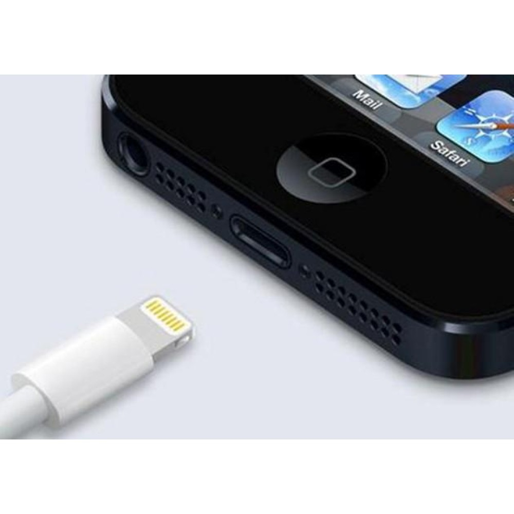 Un iPhone con un cavo Lightning bianco inserito. Il telefono è nero, su sfondo chiaro.