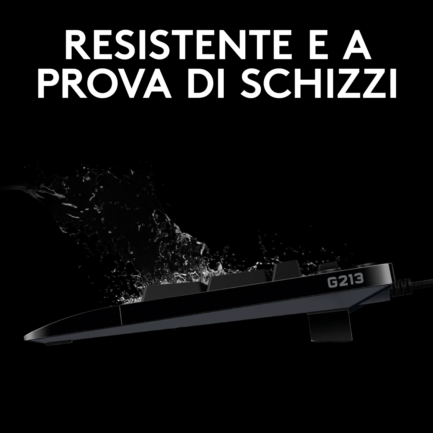 Teclado negro con agua salpicando sobre las teclas, con el texto 'RESISTENTE E A PROVA DI SCHIZZI'.
