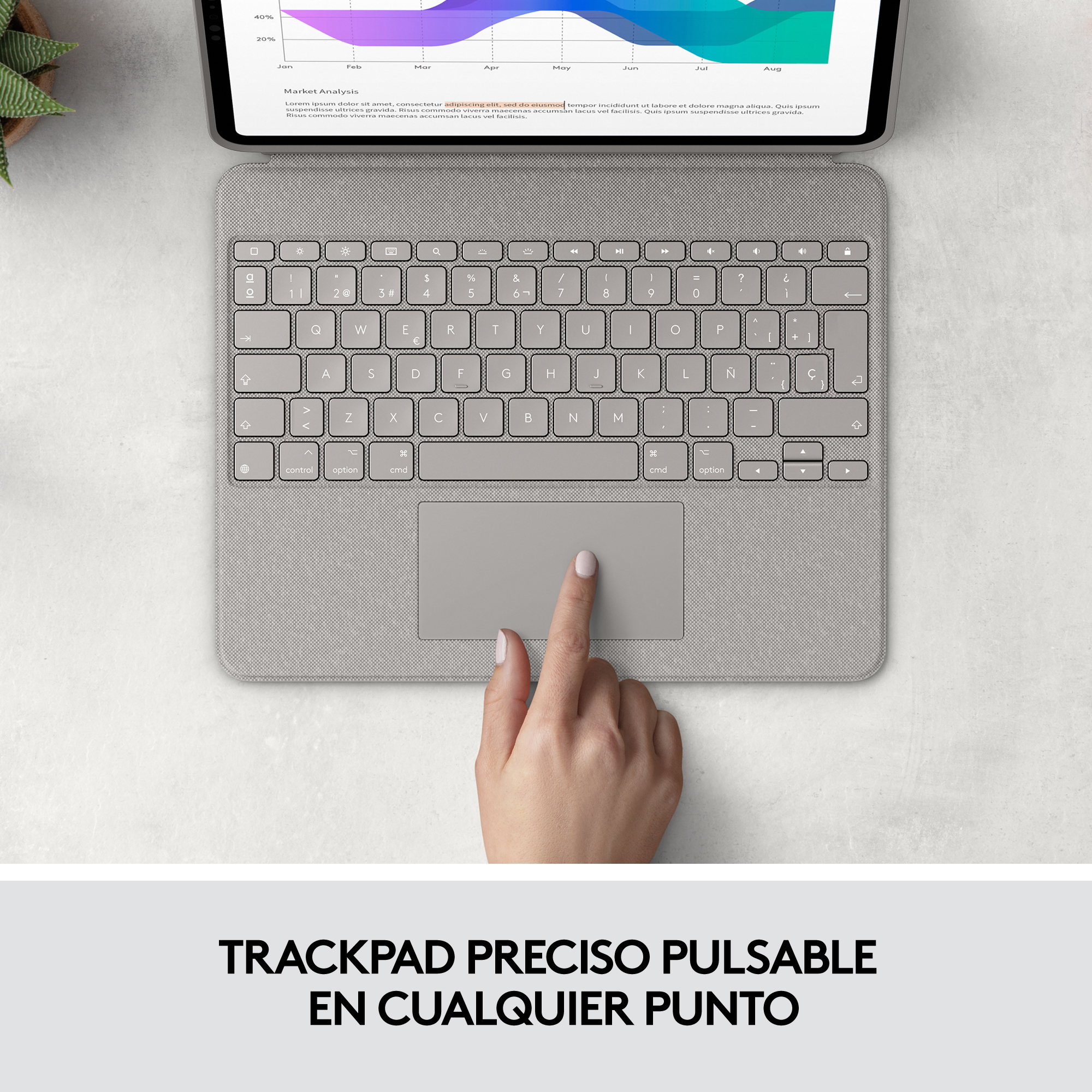 Mano tocca un trackpad grigio su una tastiera. Un grafico è visibile sullo sfondo.