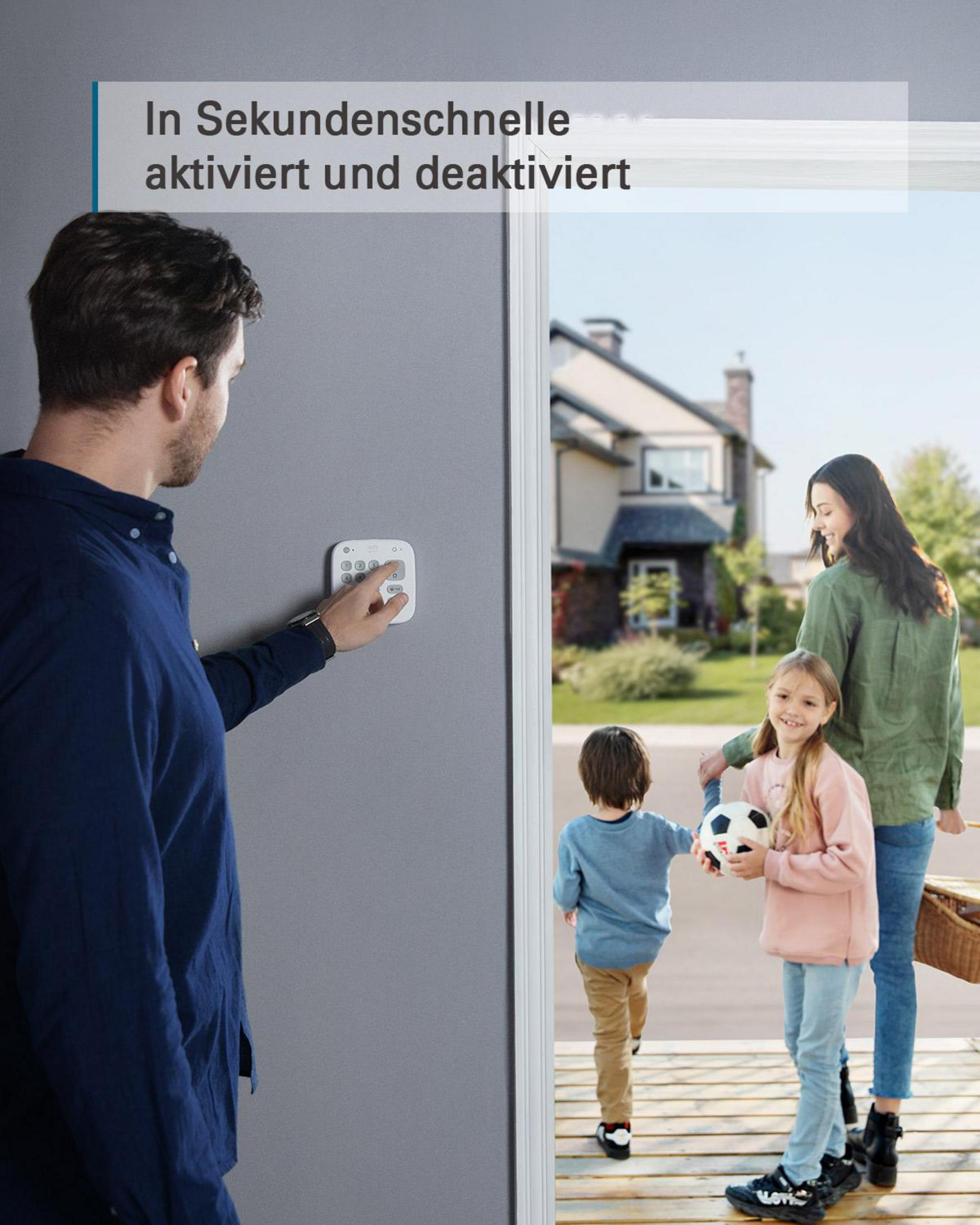 Ein Mann schaltet ein Sicherheitssystem scharf. Eine Familie betritt das Haus. Die Szene ist draußen, mit einem Haus im Hintergrund.