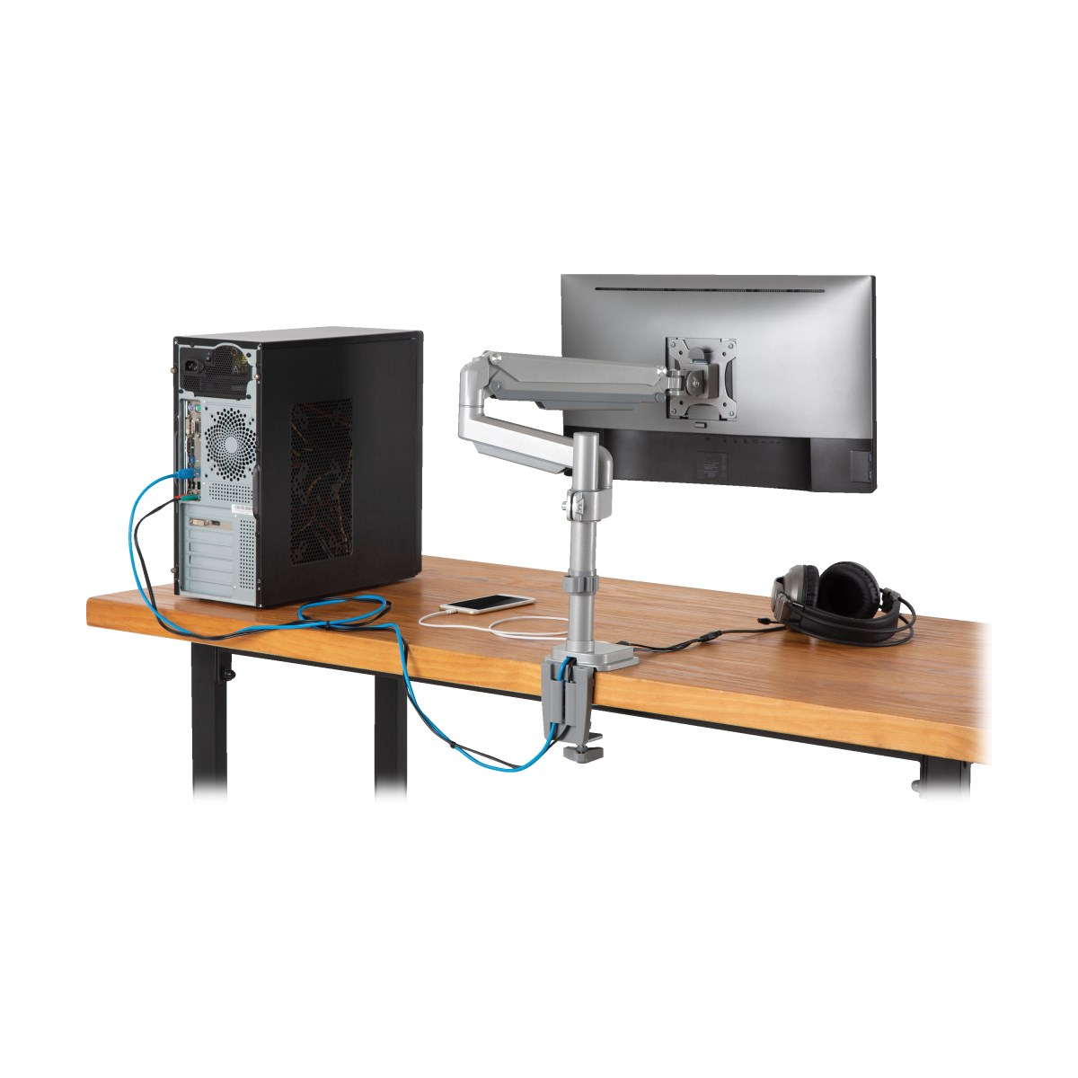 Konfiguracja komputera: monitor, wieża PC, ramię monitora, biurko, słuchawki i kable.
