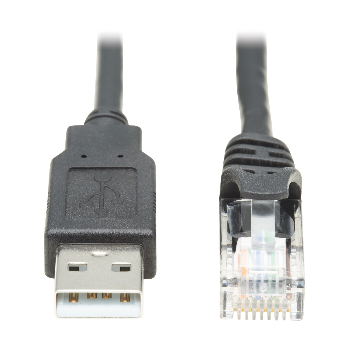 Un cavo USB nero, con un connettore USB-A e un connettore Ethernet, su sfondo bianco.