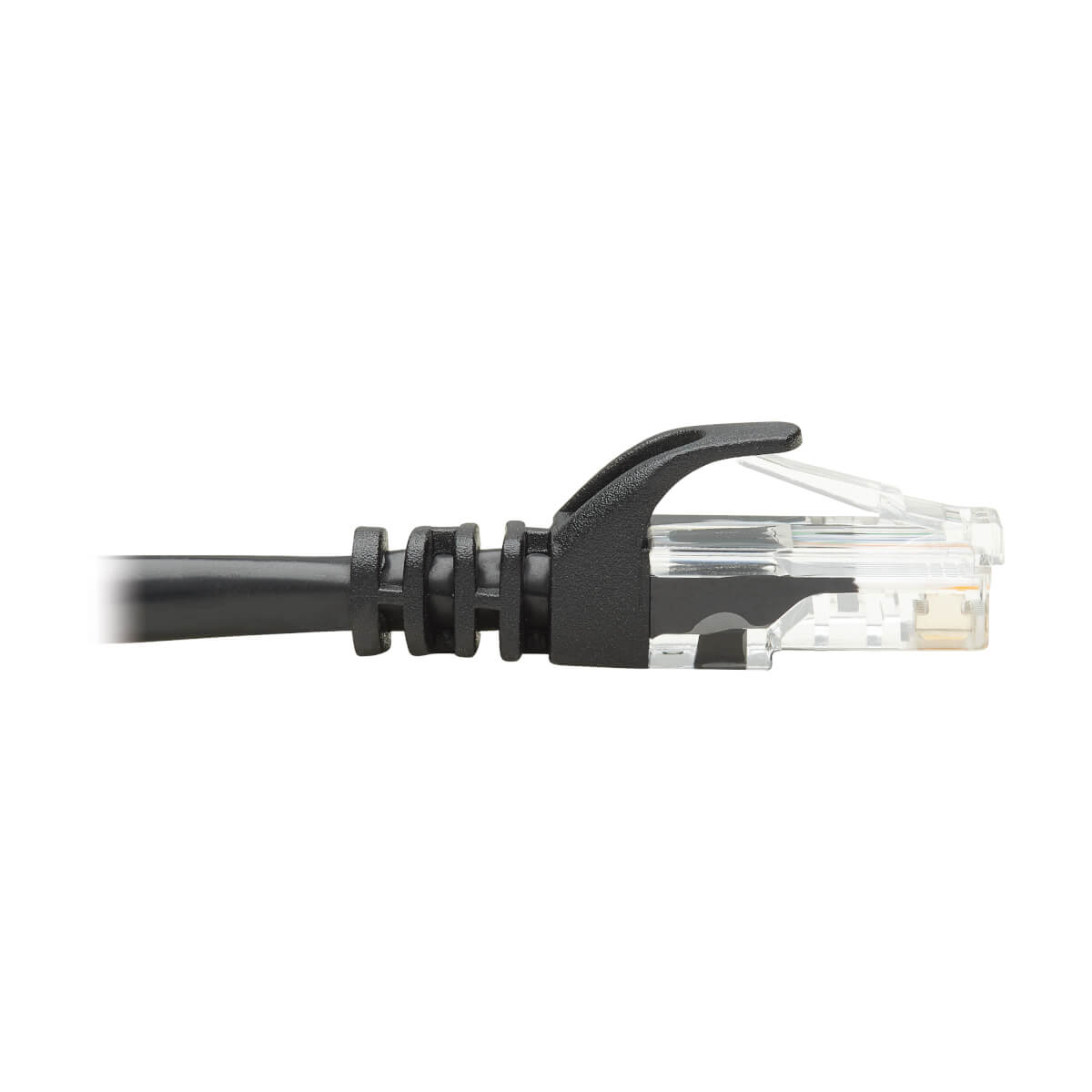Primo piano di un connettore RJ45. È nero e ha un'estremità in plastica trasparente.
