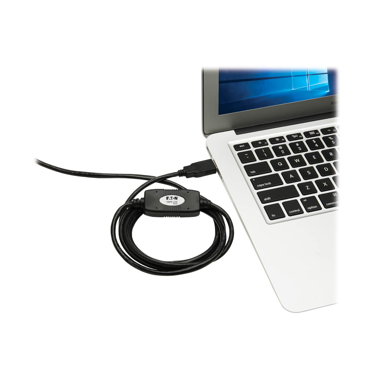Un laptop con un cavo adattatore da USB a Ethernet collegato. Il cavo è nero.