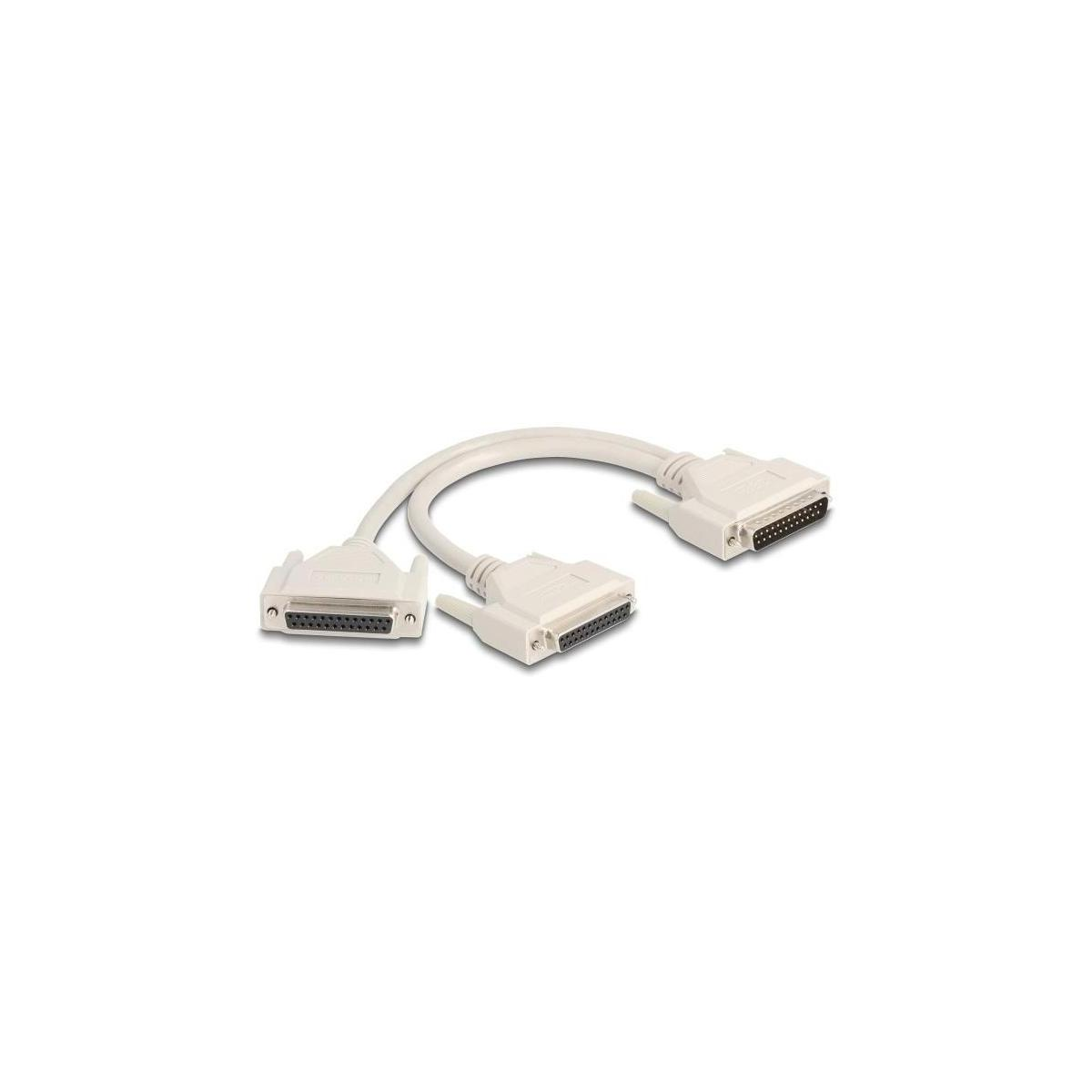 Sdoppiatore di cavo bianco con tre connettori. Cavi su sfondo bianco.