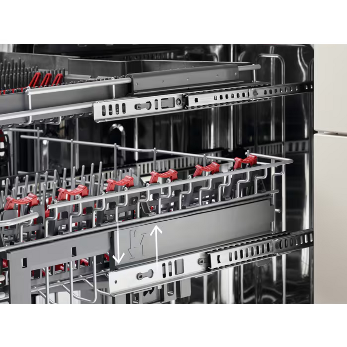 Wnętrze zmywarki z półkami, czerwonymi klipsami i białymi strzałkami. Pokazuje mechanizm przesuwny półek.