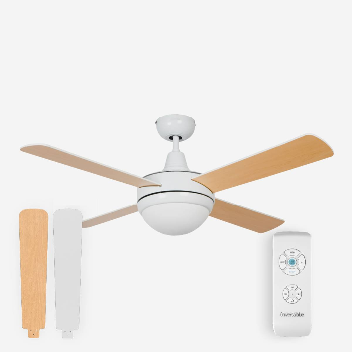 Ventilatore da soffitto bianco con pale in legno e telecomando, isolato su sfondo bianco.