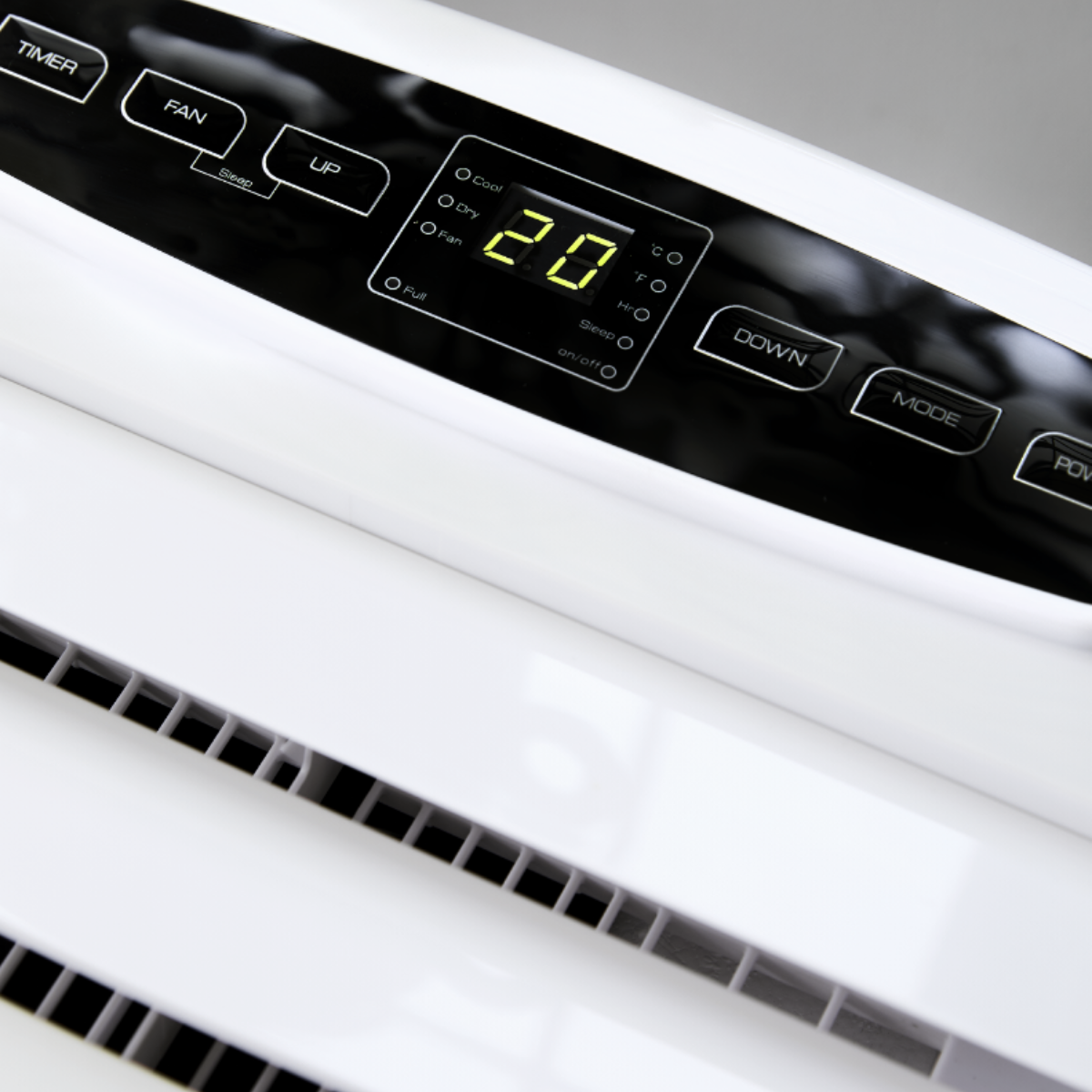 Wit bedieningspaneel van airconditioner met digitaal display '20'.