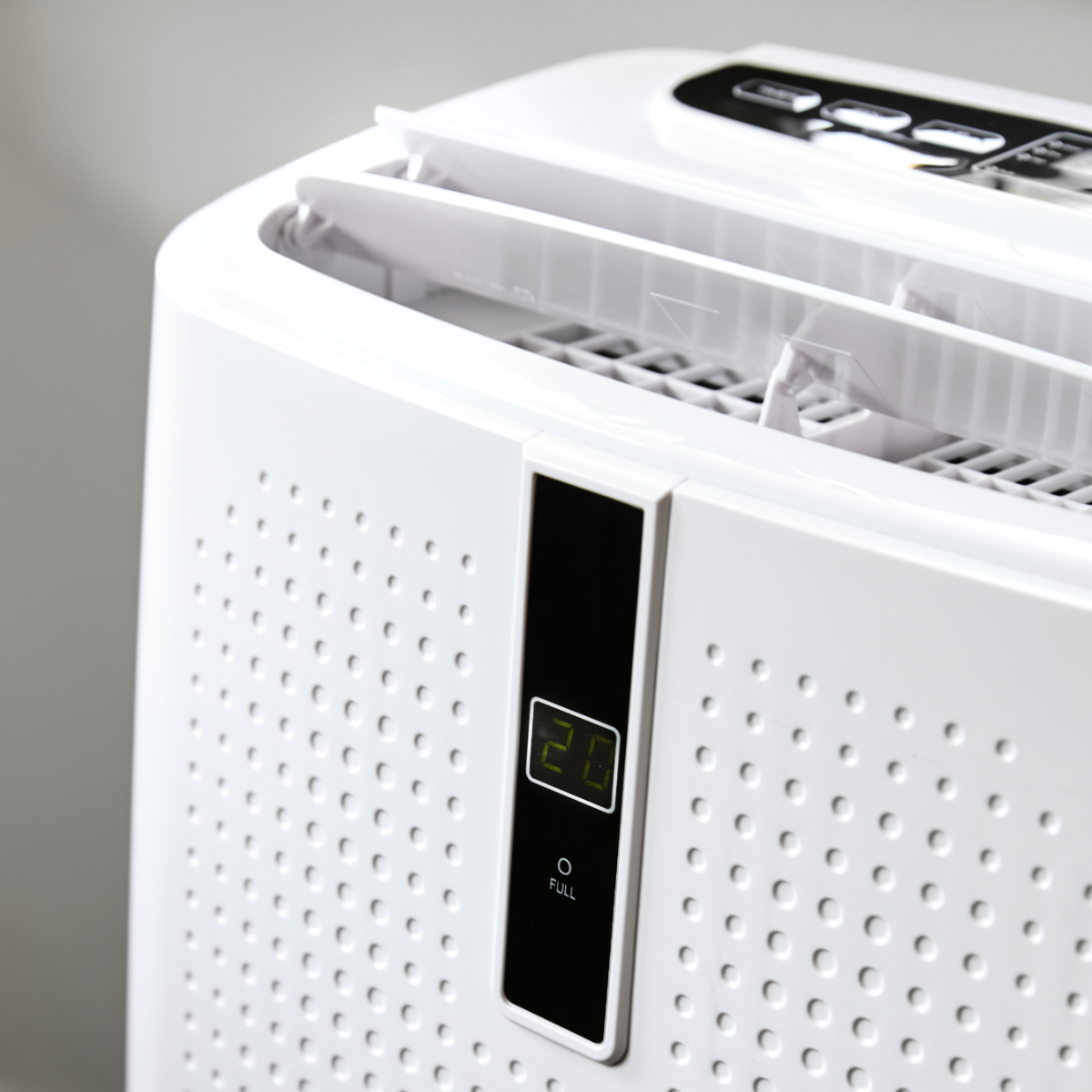 Witte luchtreiniger met digitaal display. Display toont het getal 20 en het woord 'FULL'.