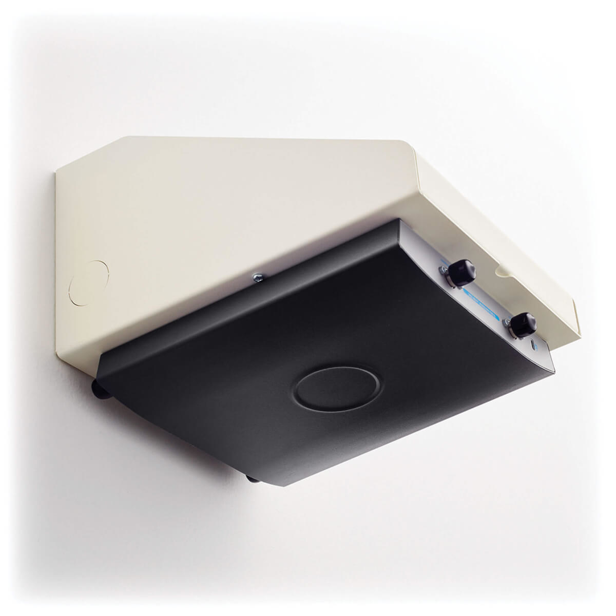 Białe prostokątne pudełko nad czarnym pudełkiem. Oba zamontowane na białej ścianie. Dwa pokrętła.