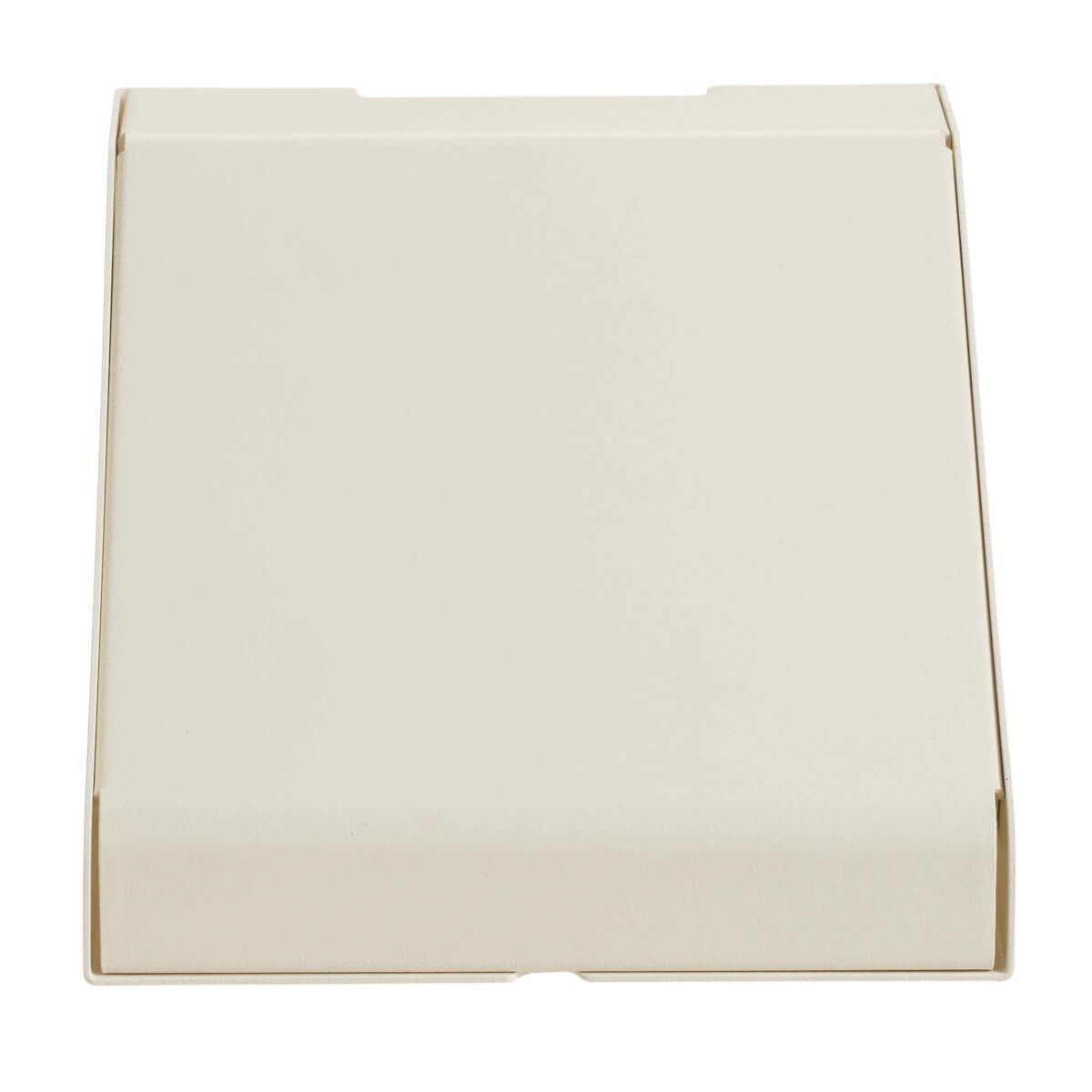 Kremowe, prostokątne pudełko z płaskim wierzchem. Z przodu ma małą krawędź.