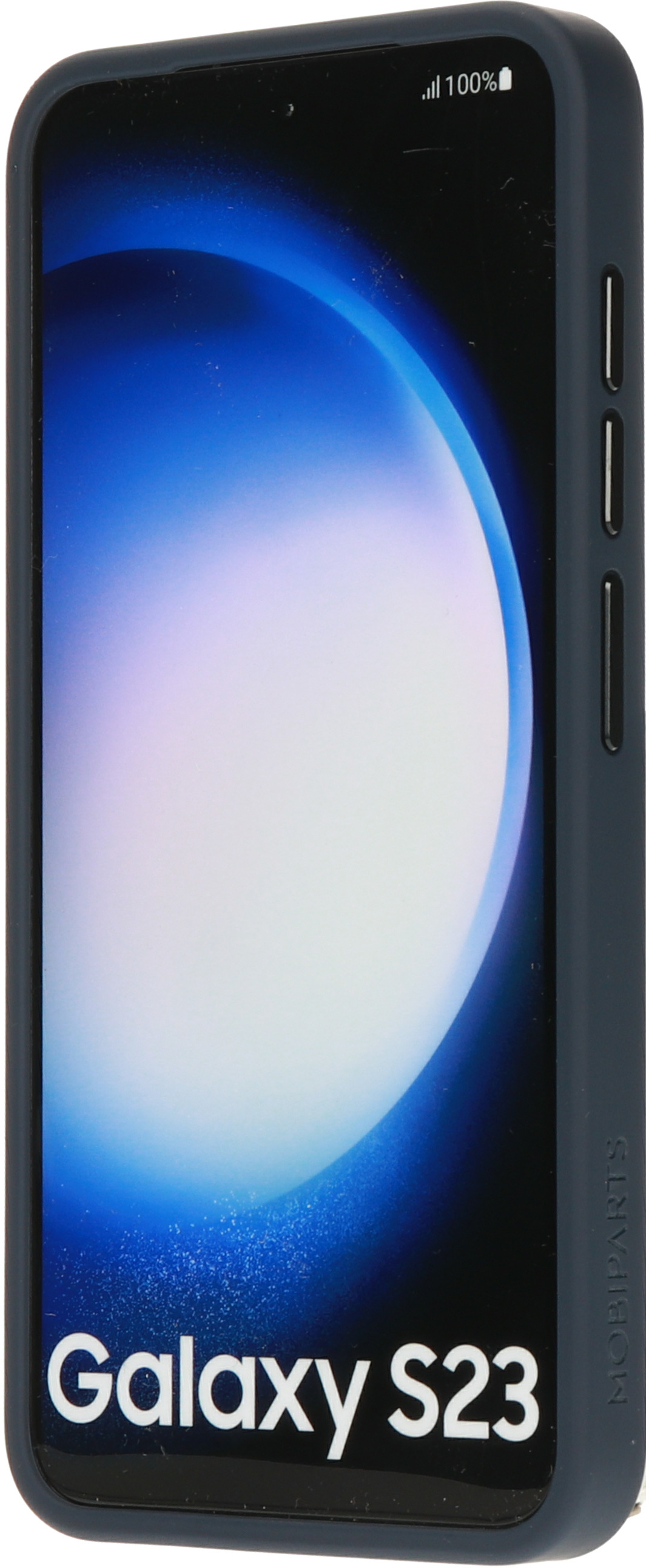 Een telefoon in een marineblauwe hoes toont het scherm van een telefoon.