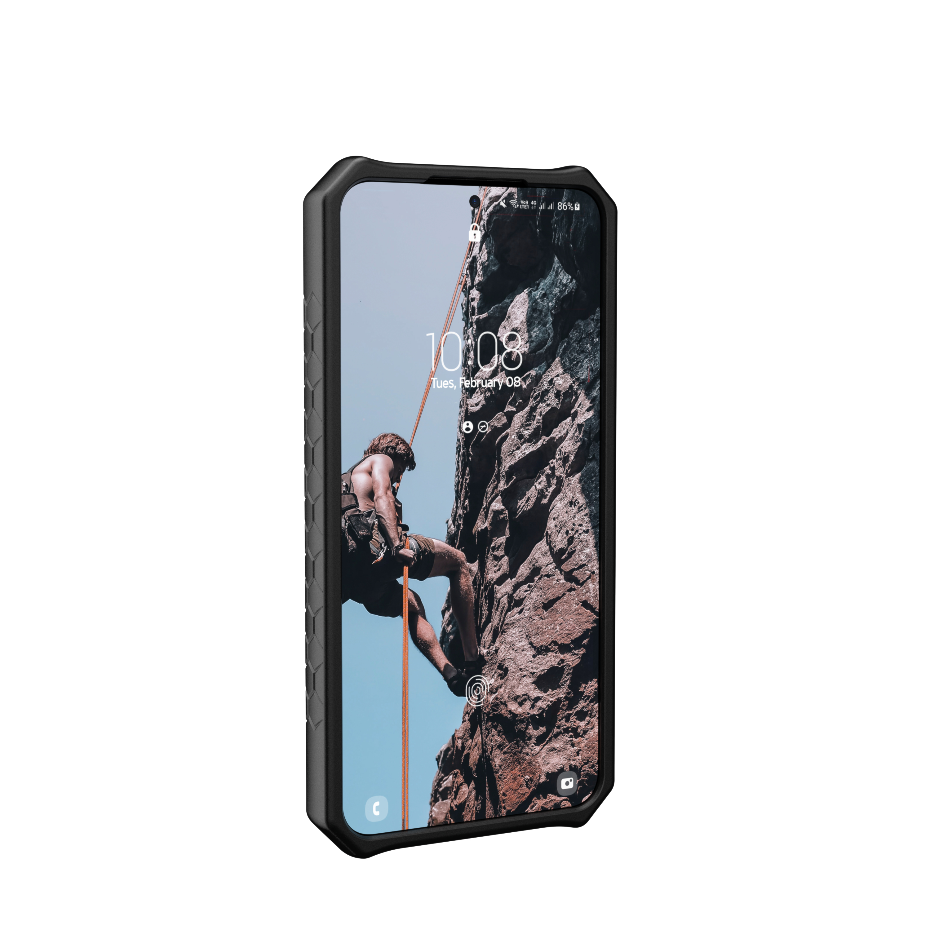 Een telefoon in een zwart hoesje, met een klimmer op het scherm. Witte achtergrond.