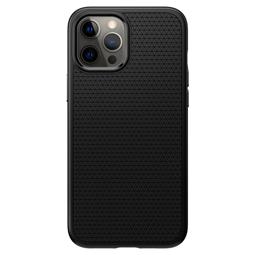 Custodia nera per telefono con superficie strutturata. Tripla fotocamera visibile. Il retro della custodia è completamente visibile.