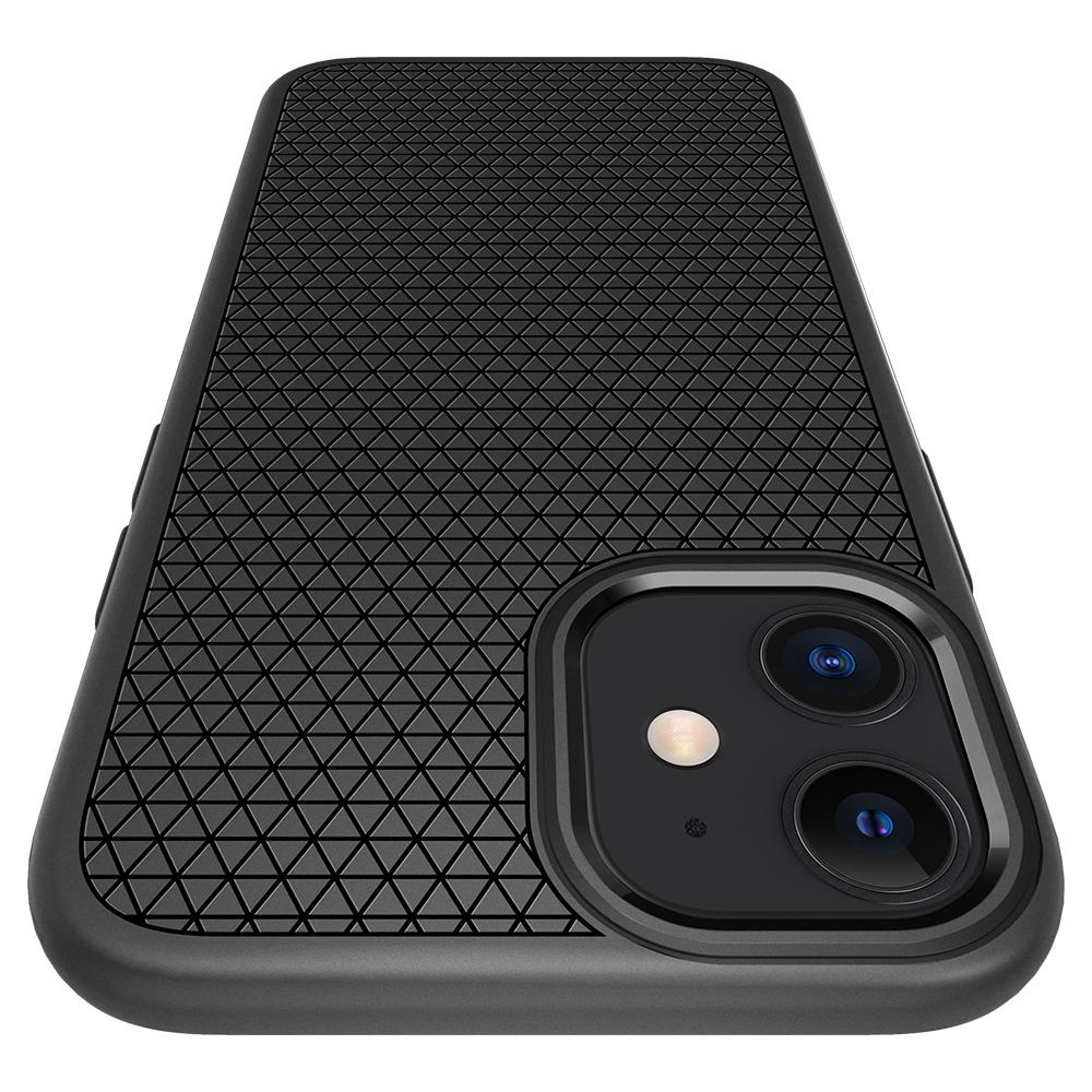 Una custodia nera per telefono con un motivo strutturato. Ha un ritaglio per la fotocamera.